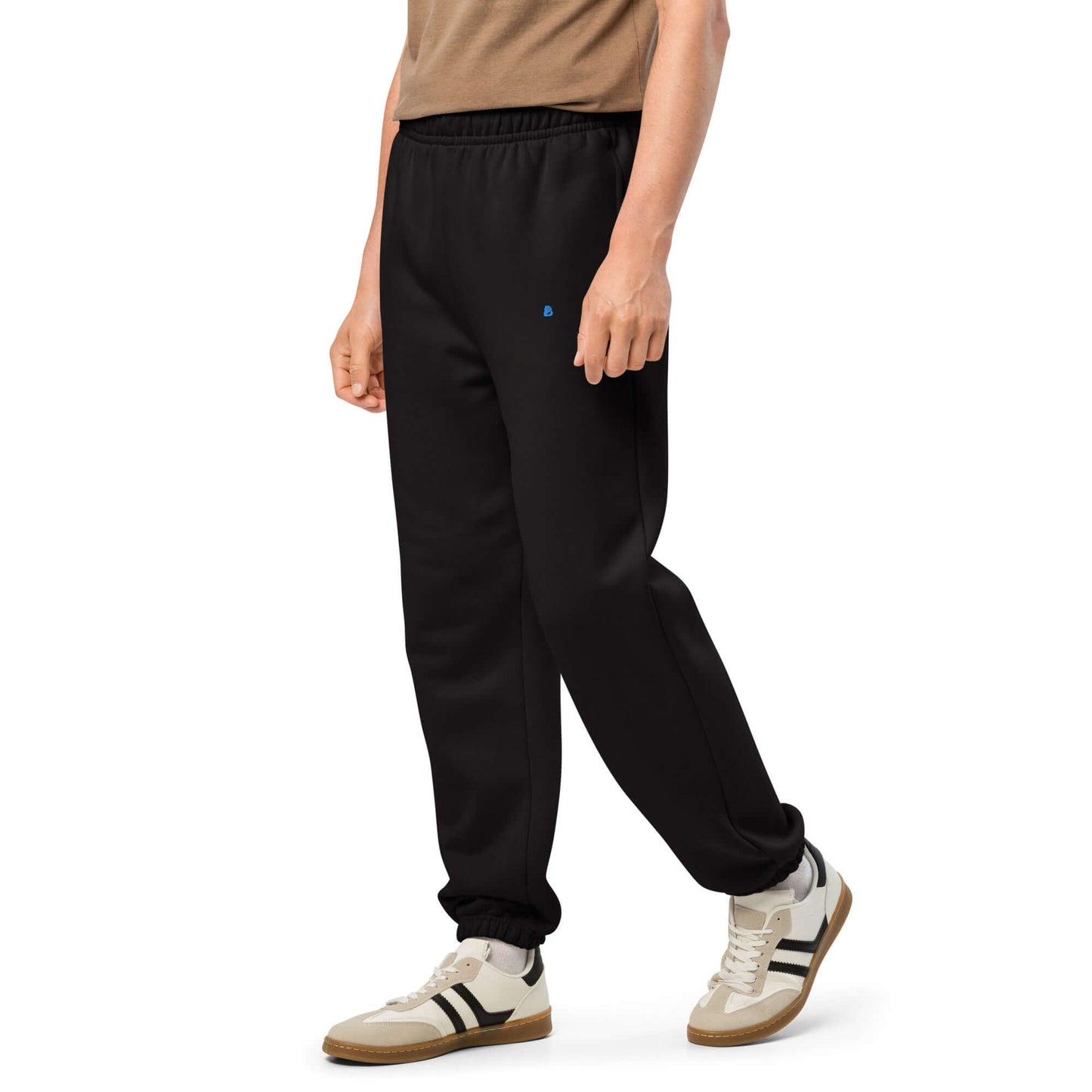 Person wearing Schwere Jogginghose with 90s style, thick fleece, and elastic cuffs, showcasing its roomy streetwear fit.