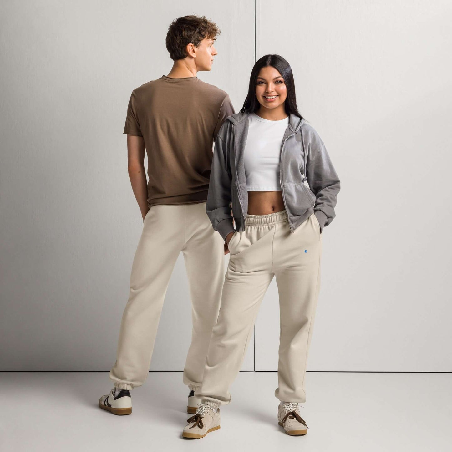 Models wearing Schwere Jogginghose with 90s style, thick fleece, and street-style fit, ideal for comfort and everyday wear.