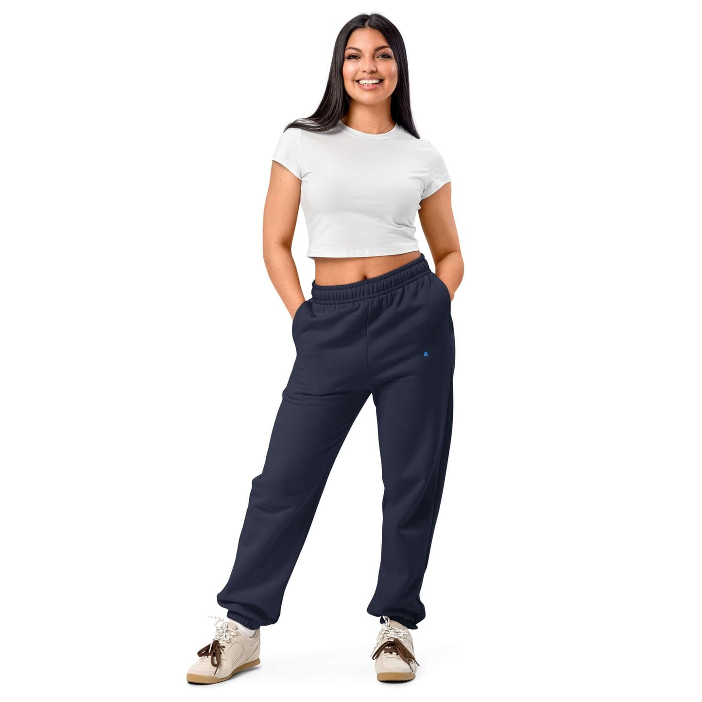 Schwere Jogginghose im 90er-Jahre-Stil mit elastischen Bündchen und tiefen Taschen, getragen von lächelndem Model.