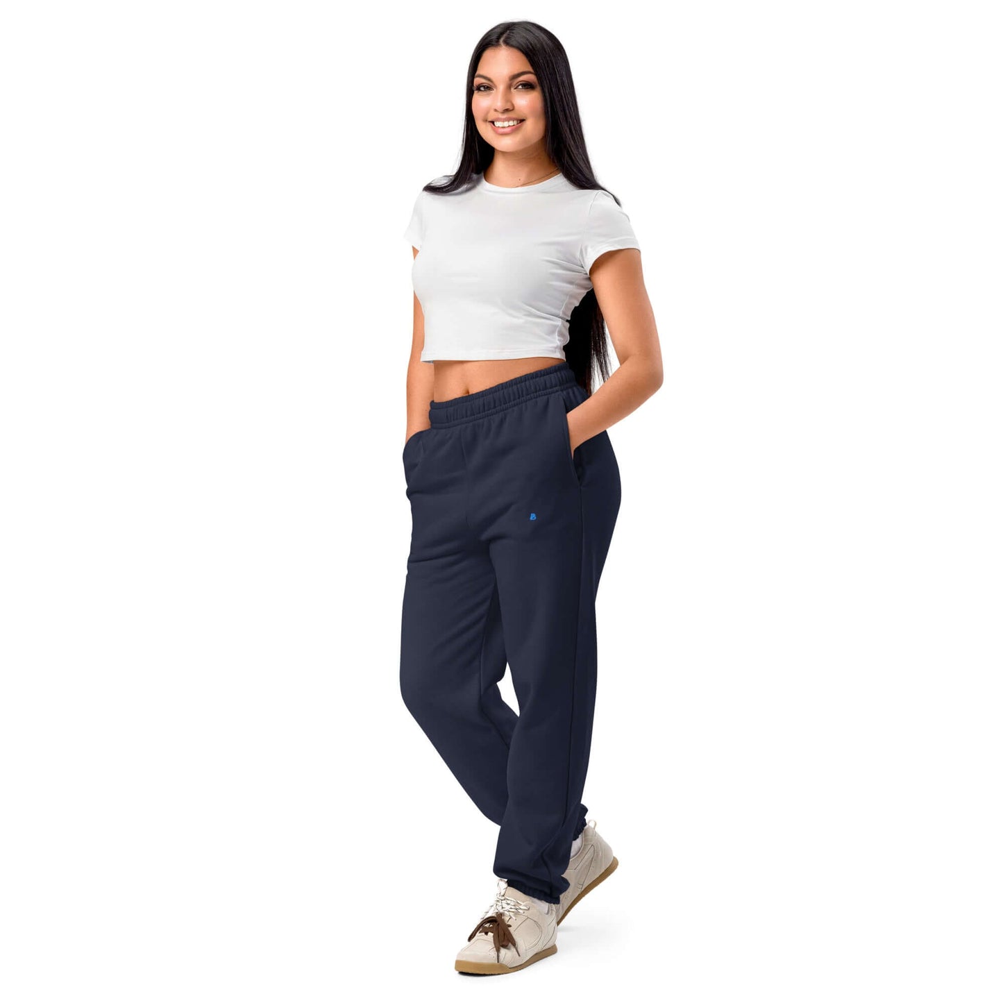 Frau trägt Schwere Jogginghose im 90er-Jahre-Stil mit dickerem Fleece und geräumiger Passform, ideal für den Streetwear-Look.