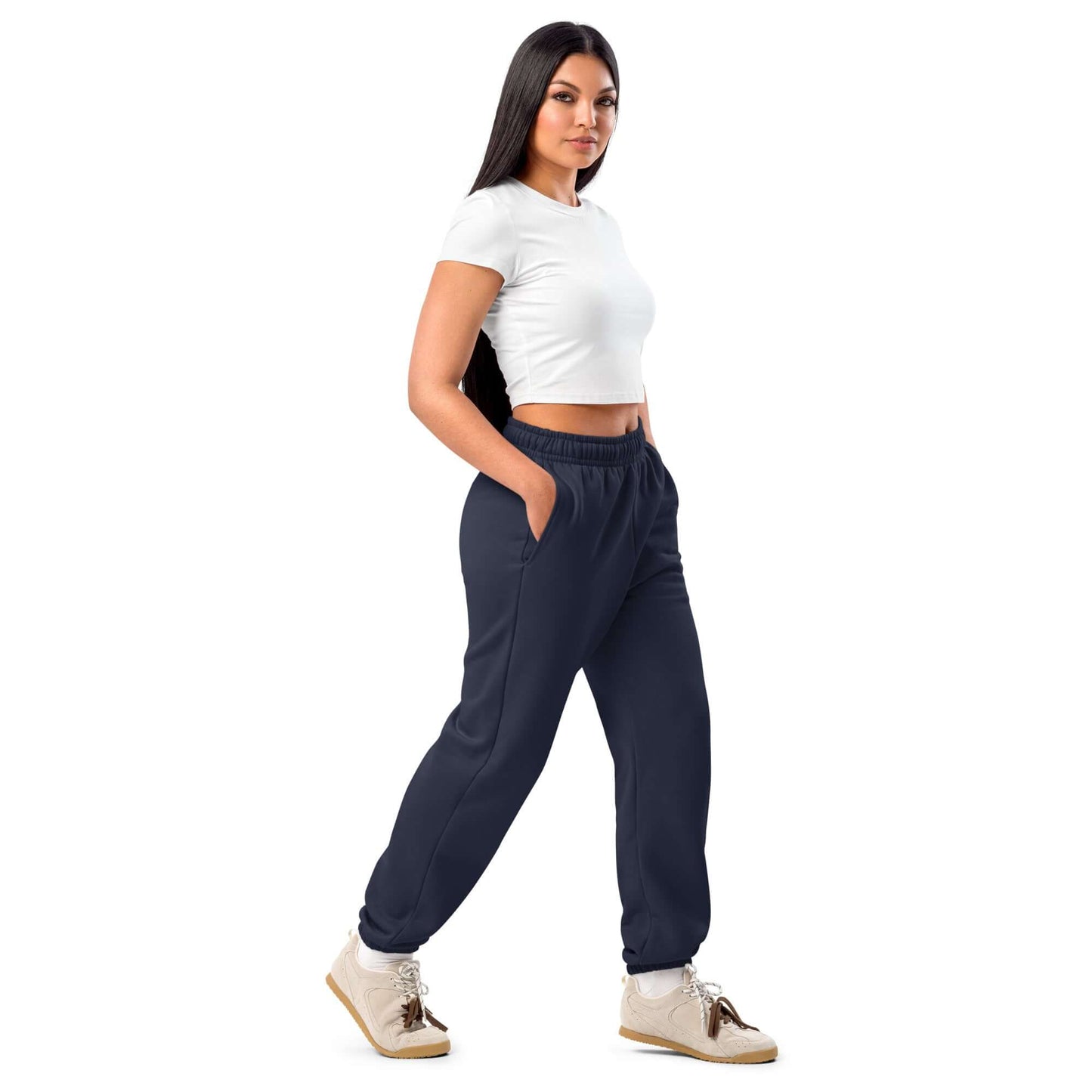 Woman modeling Schwere Jogginghose with 90s style, deep side pockets, and elastic cuffs, showcasing comfortable streetwear fashion.