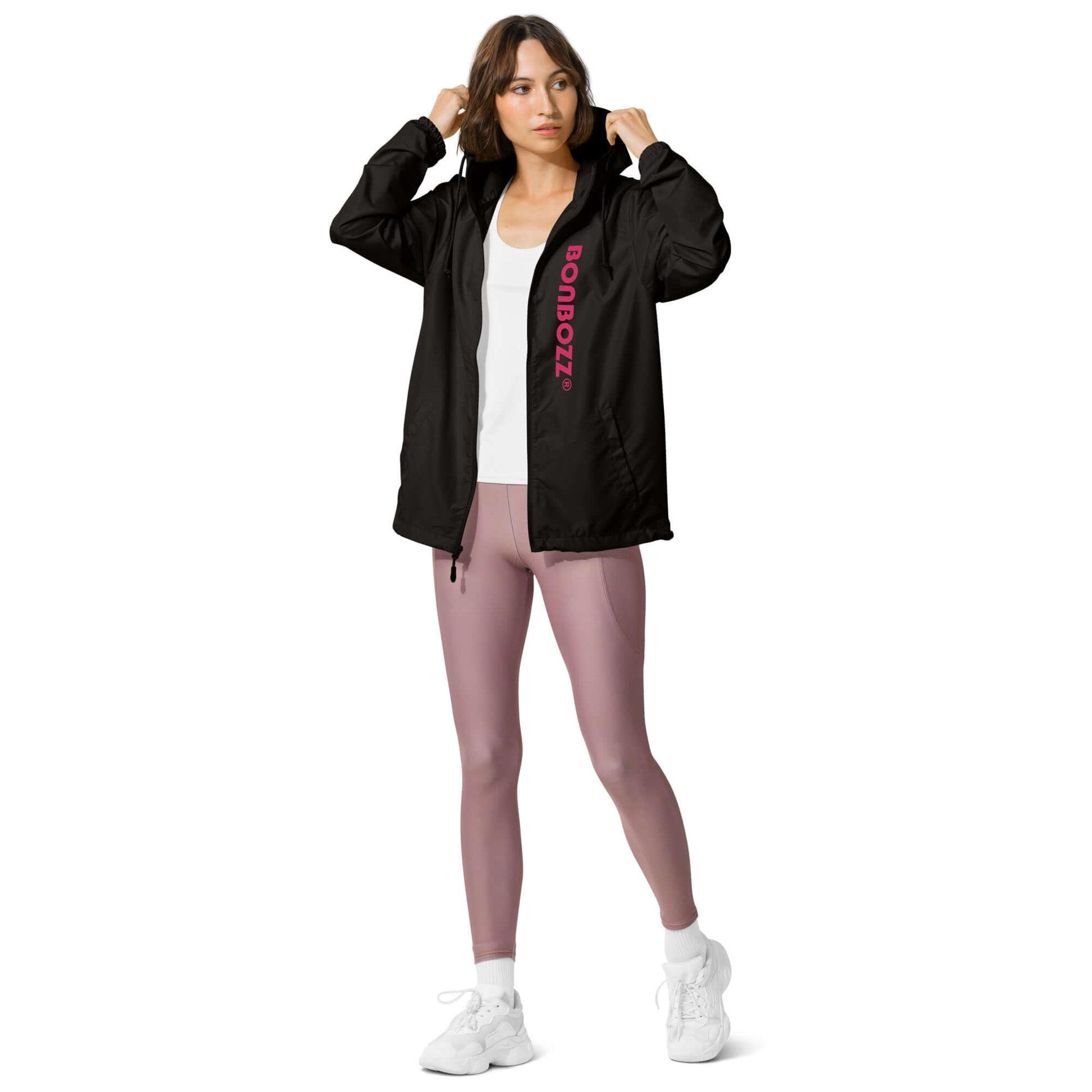 Person wearing Leichter Unisex-Windbreaker mit Reißverschluss, ideal for outdoor adventures, featuring water-repellent polyester material.