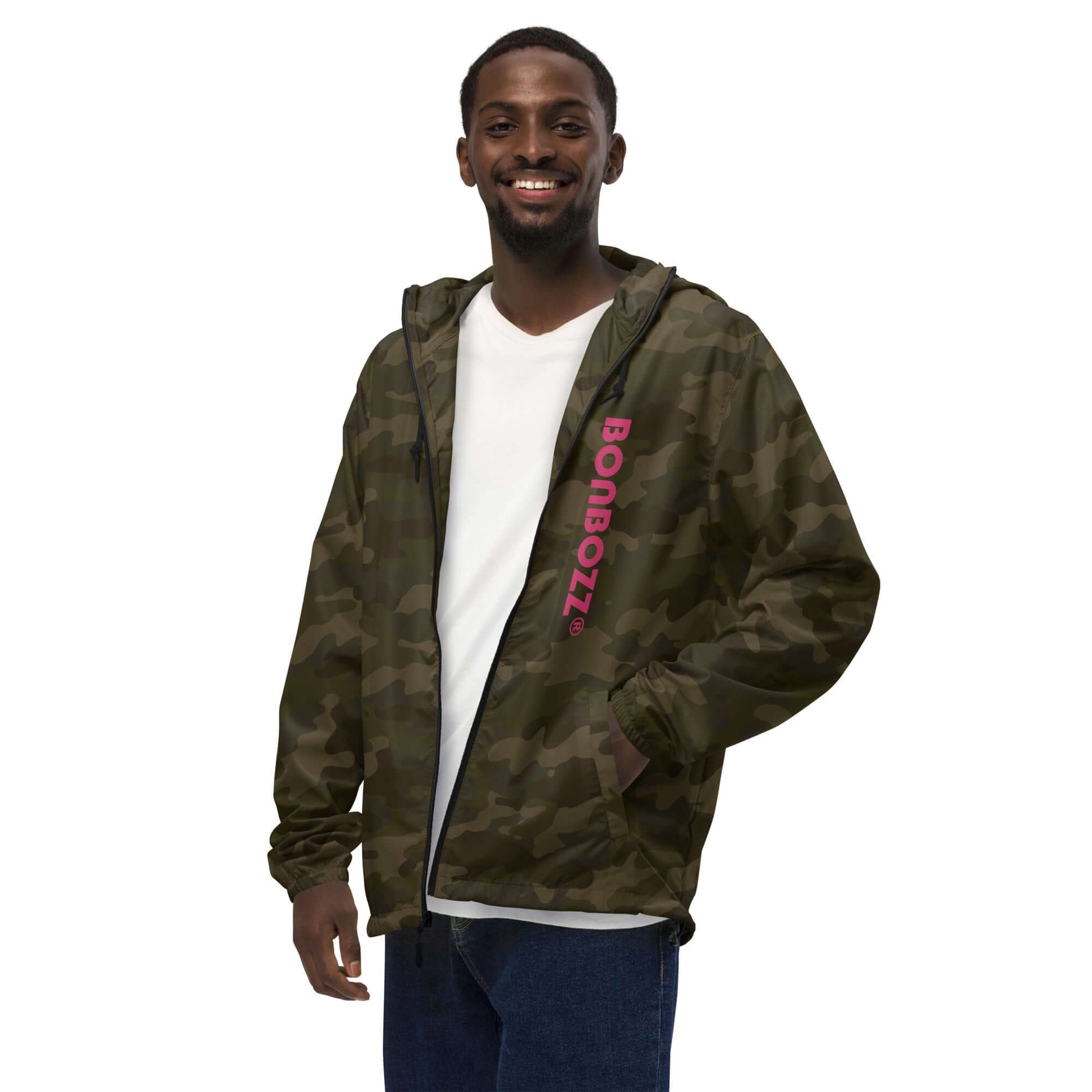 Leichter Unisex-Windbreaker mit Reißverschluss in Camouflage, wasserabweisend und ideal für Outdoor-Abenteuer, auf Modell gezeigt.