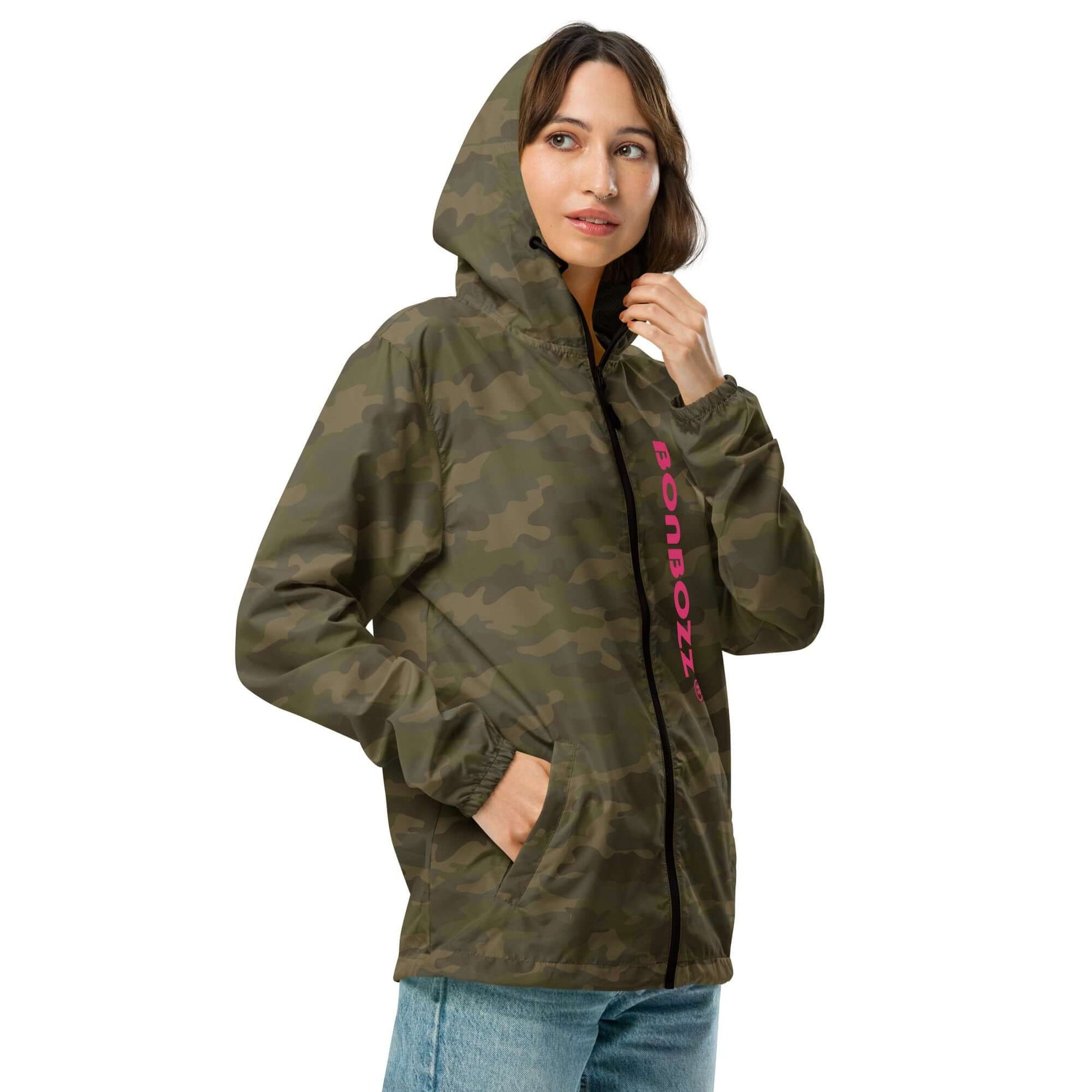 Person wearing Leichter Unisex-Windbreaker mit Reißverschluss in camo design, ideal for outdoor adventures, water-repellent and lightweight.