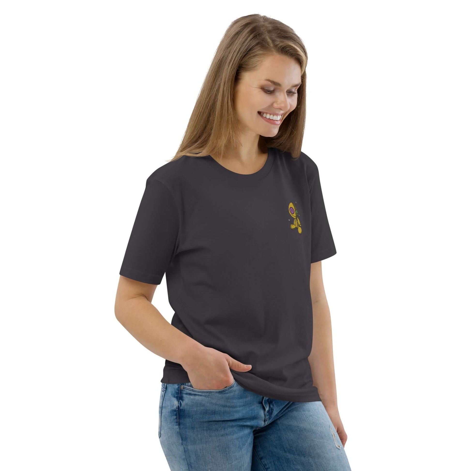 Unisex-Bio-Baumwoll-T-Shirt N°1 aus 100% organischer Baumwolle, schwarzes Design, getragen von einer lächelnden Person in Jeans.