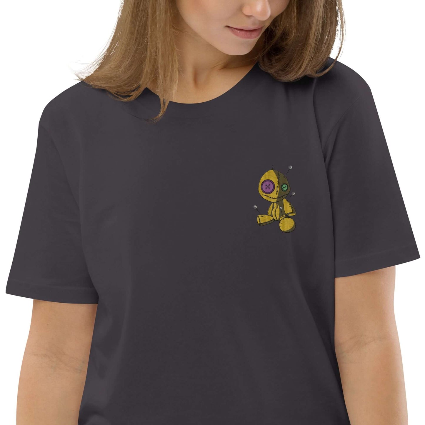 Model wearing Unisex-Bio-Baumwoll-T-Shirt N°1, featuring 100% organic cotton, comfortable fit, and eco-friendly design with a cute graphic.