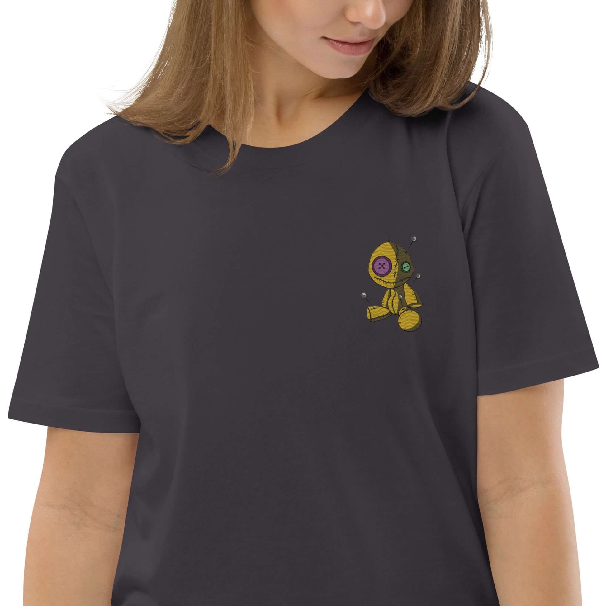 Model wearing Unisex-Bio-Baumwoll-T-Shirt N°1, featuring 100% organic cotton, comfortable fit, and eco-friendly design with a cute graphic.