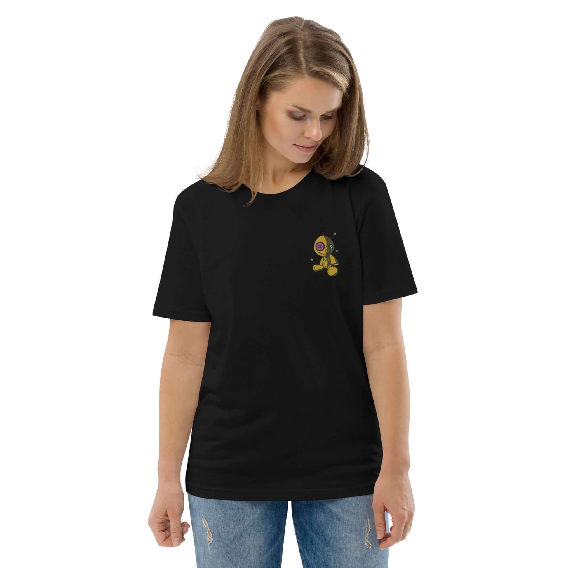 Woman wearing black Unisex-Bio-Baumwoll-T-Shirt N°1 made of 100% organic cotton, showcasing sustainable fashion.