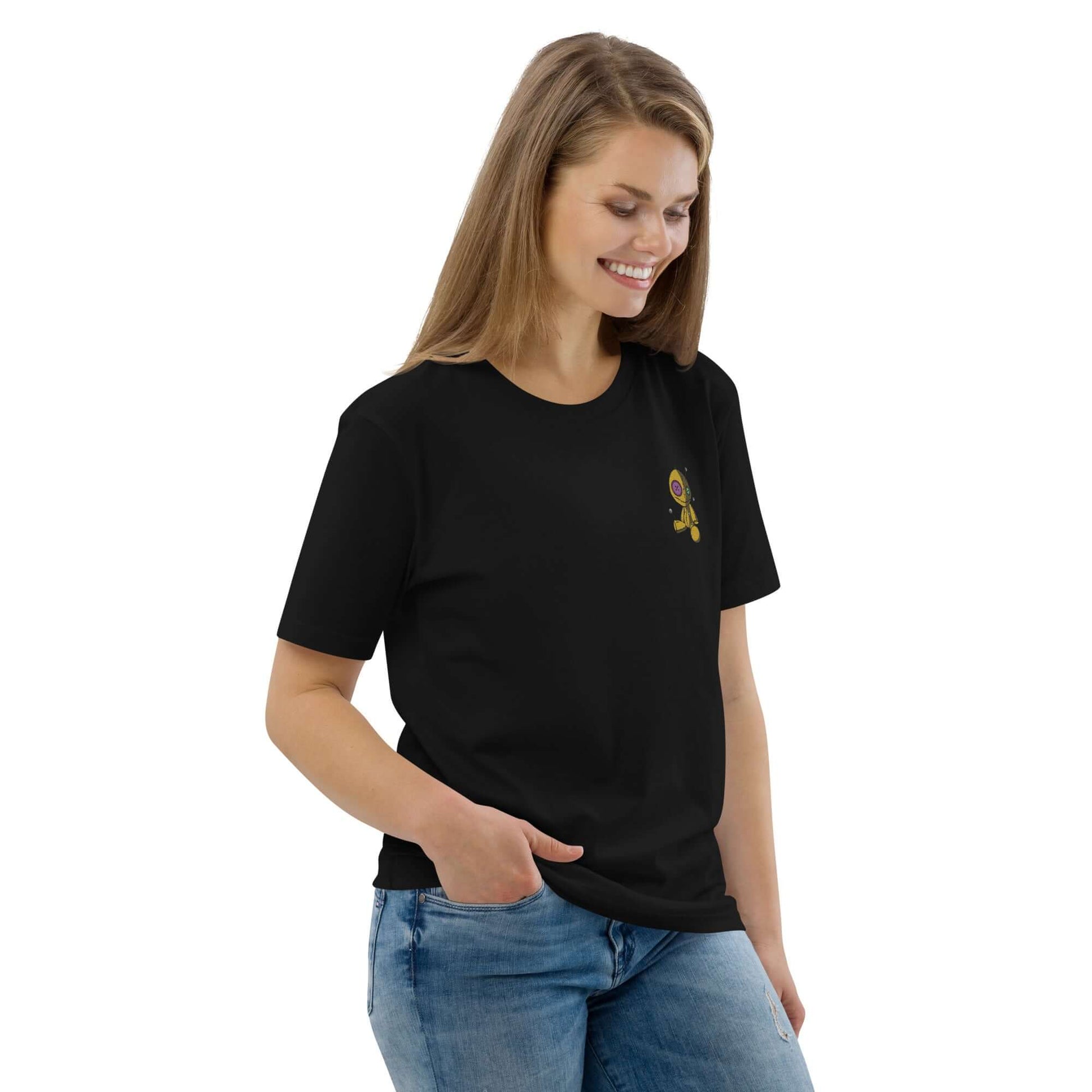 Unisex-Bio-Baumwoll-T-Shirt N°1 in Schwarz getragen von Frau, 100 % organische Baumwolle, umweltfreundliches, bequemes und hochwertiges Shirt.