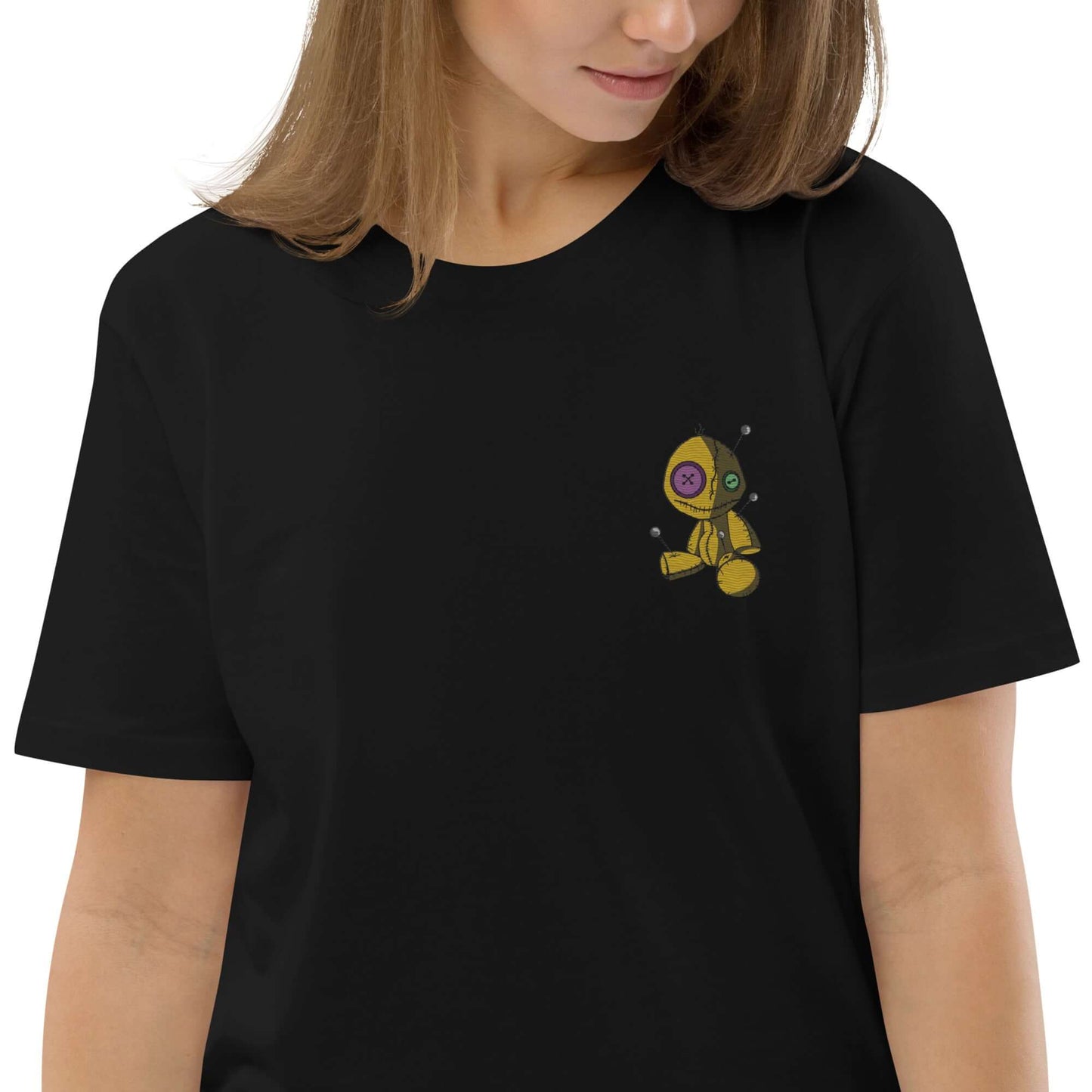 Model wearing Unisex-Bio-Baumwoll-T-Shirt N°1 in black with unique design, showcasing 100% organic cotton eco-friendly fashion.