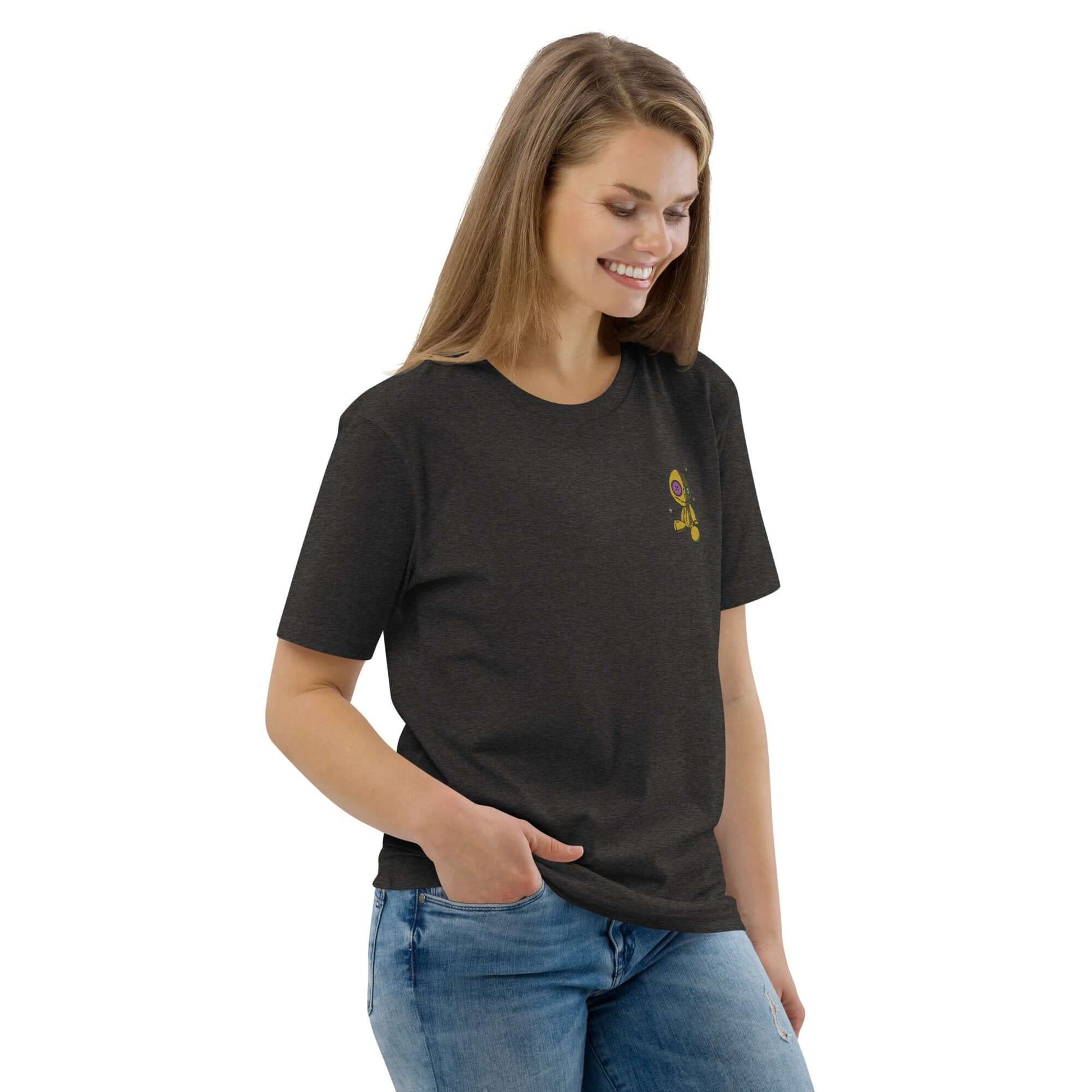 Woman wearing Unisex-Bio-Baumwoll-T-Shirt N°1 in black, made from 100% organic cotton, showcasing sustainable fashion.