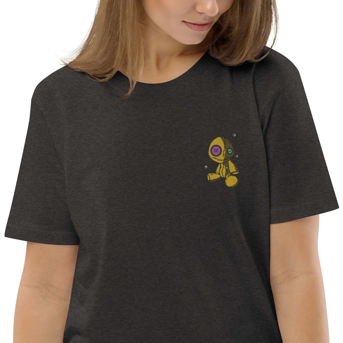 Person wearing black Unisex-Bio-Baumwoll-T-Shirt N°1 with astronaut graphic, made from 100% organic cotton, eco-friendly fashion.