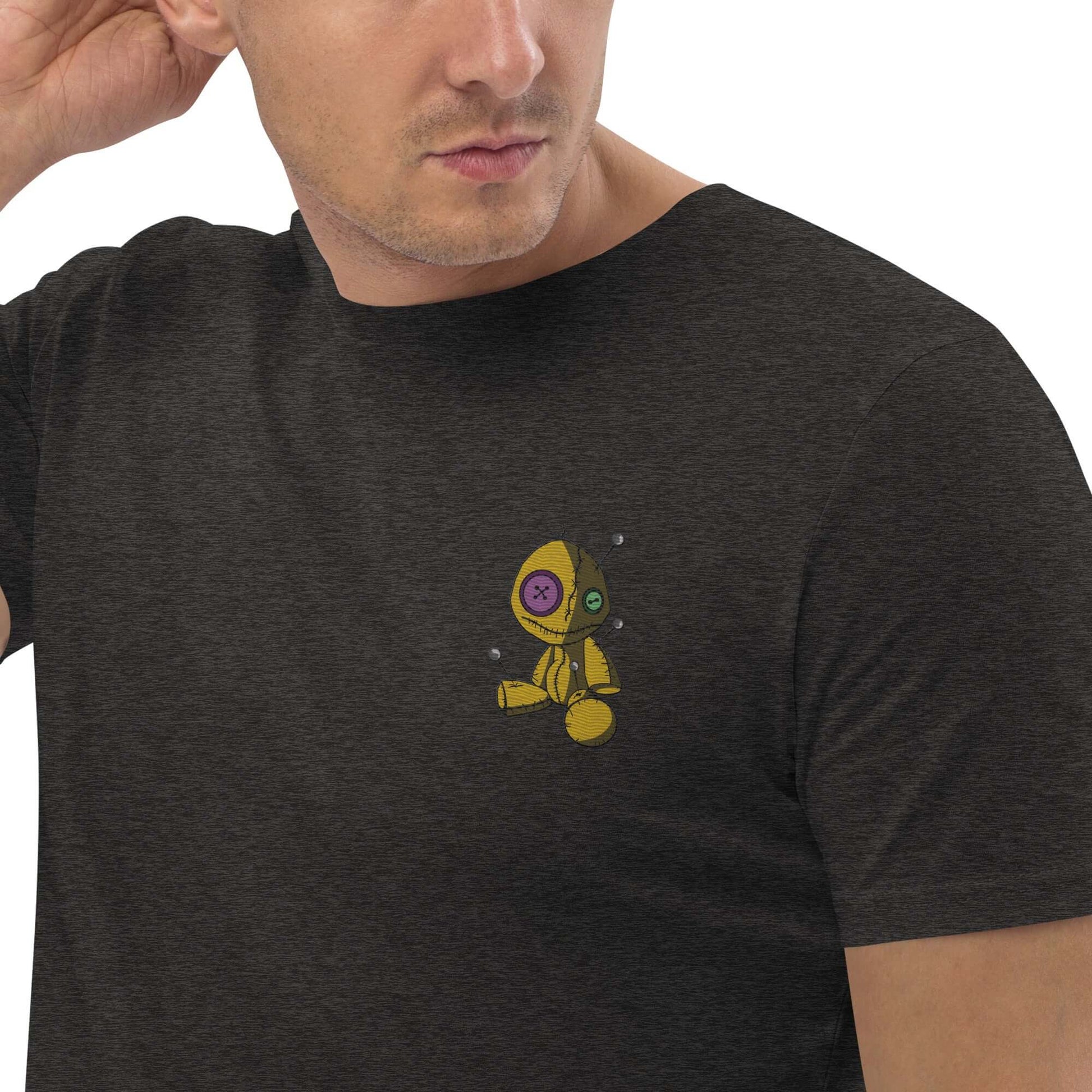 Man wearing dark Unisex-Bio-Baumwoll-T-Shirt N°1 with colorful design on chest, 100% organic cotton, comfortable and eco-friendly