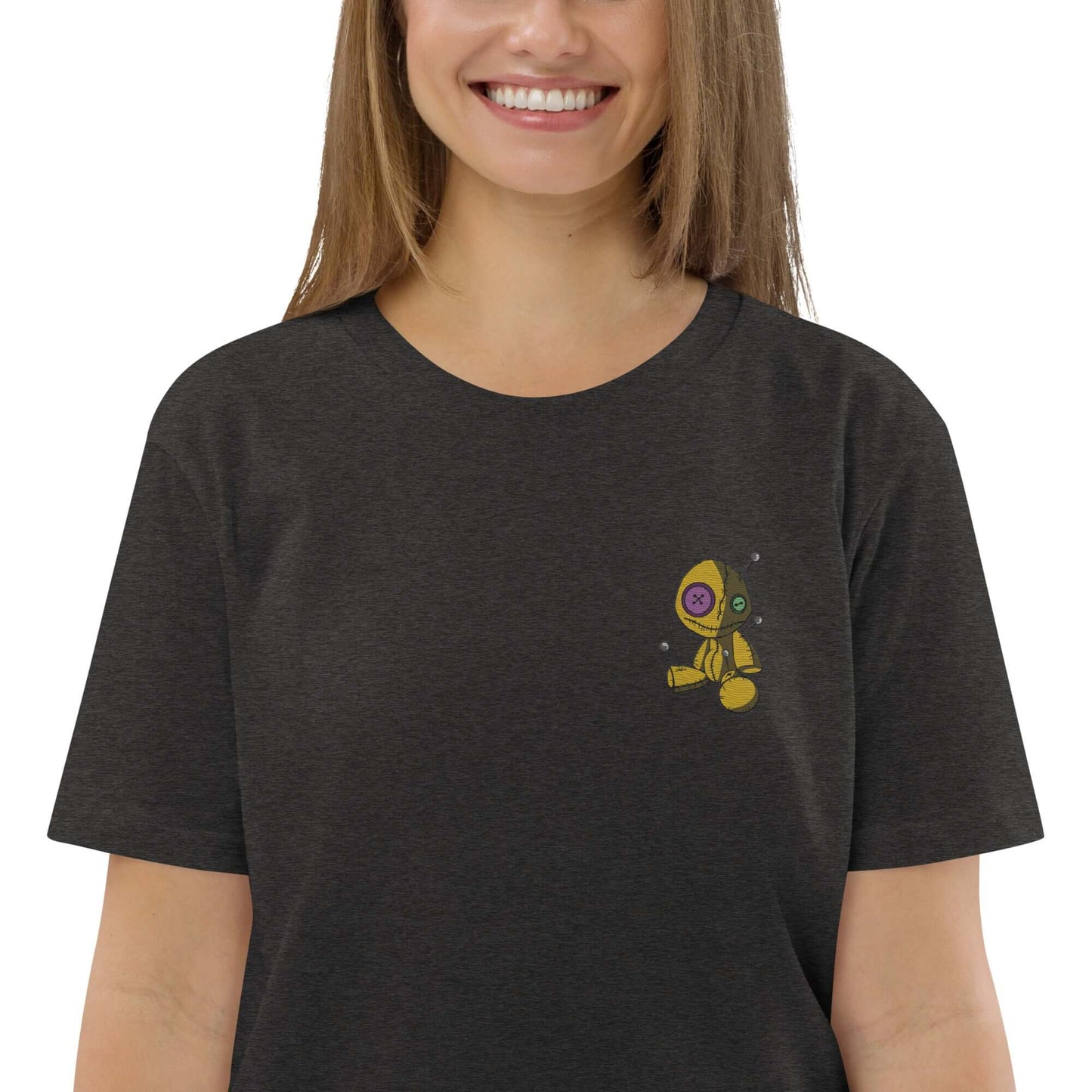 Woman wearing dark Unisex-Bio-Baumwoll-T-Shirt N°1 with a small astronaut graphic.