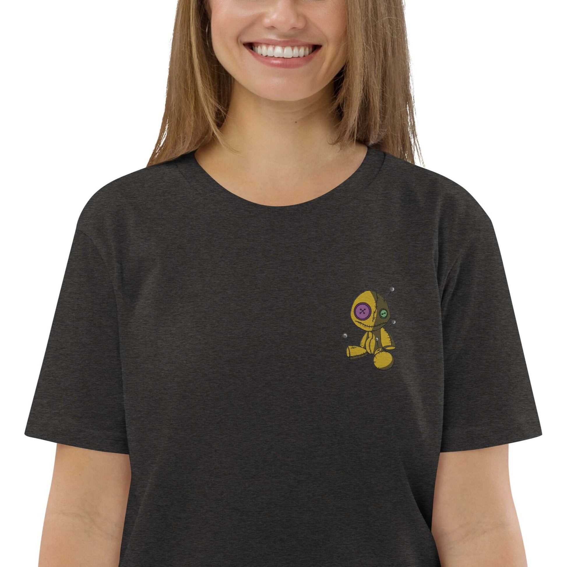 Woman wearing dark Unisex-Bio-Baumwoll-T-Shirt N°1 with a small astronaut graphic.