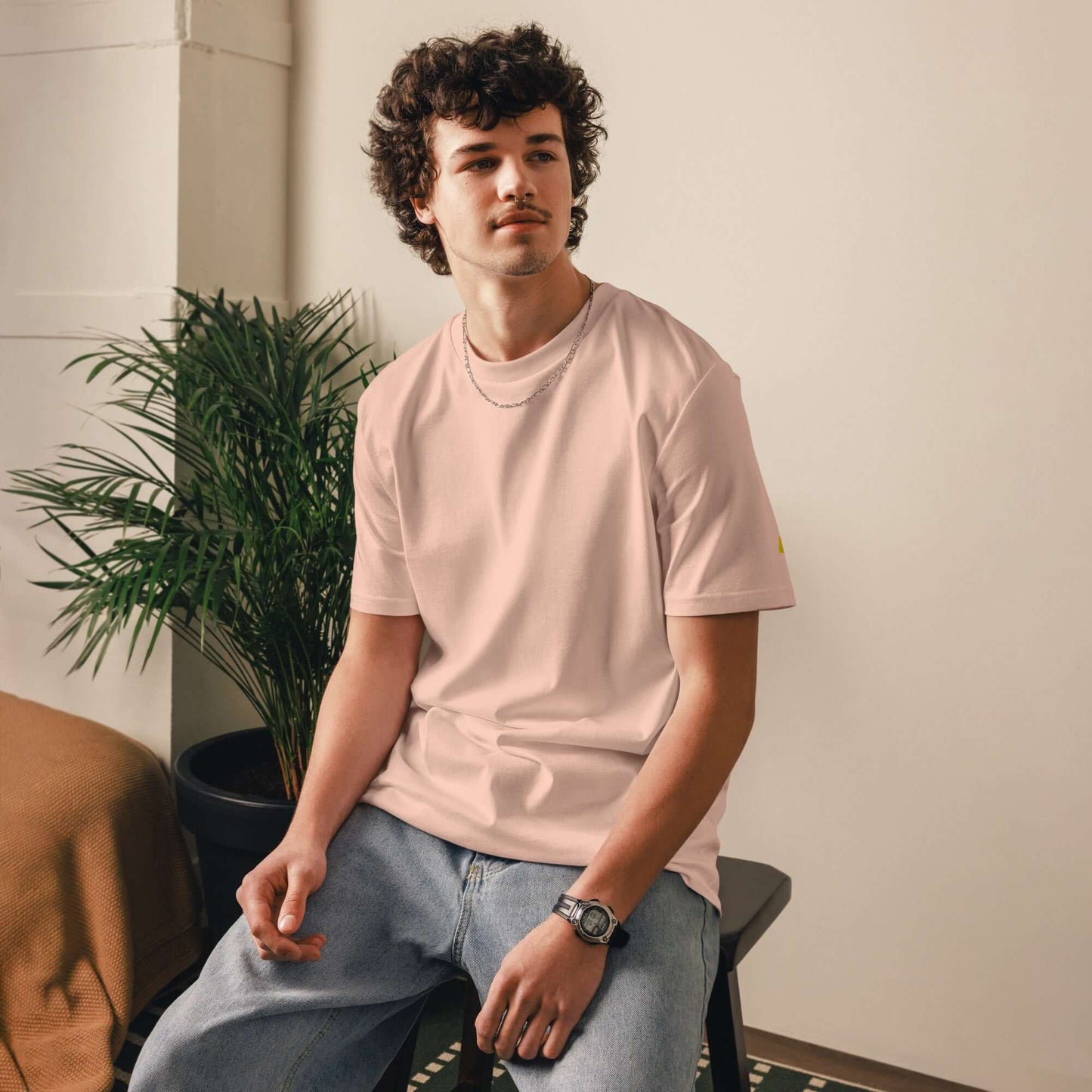 Unisex-Bio-Baumwoll-T-Shirt in Rosa, getragen von einem Mann, hochwertig und umweltfreundlich, aus 100% ringgesponnener Bio-Baumwolle.