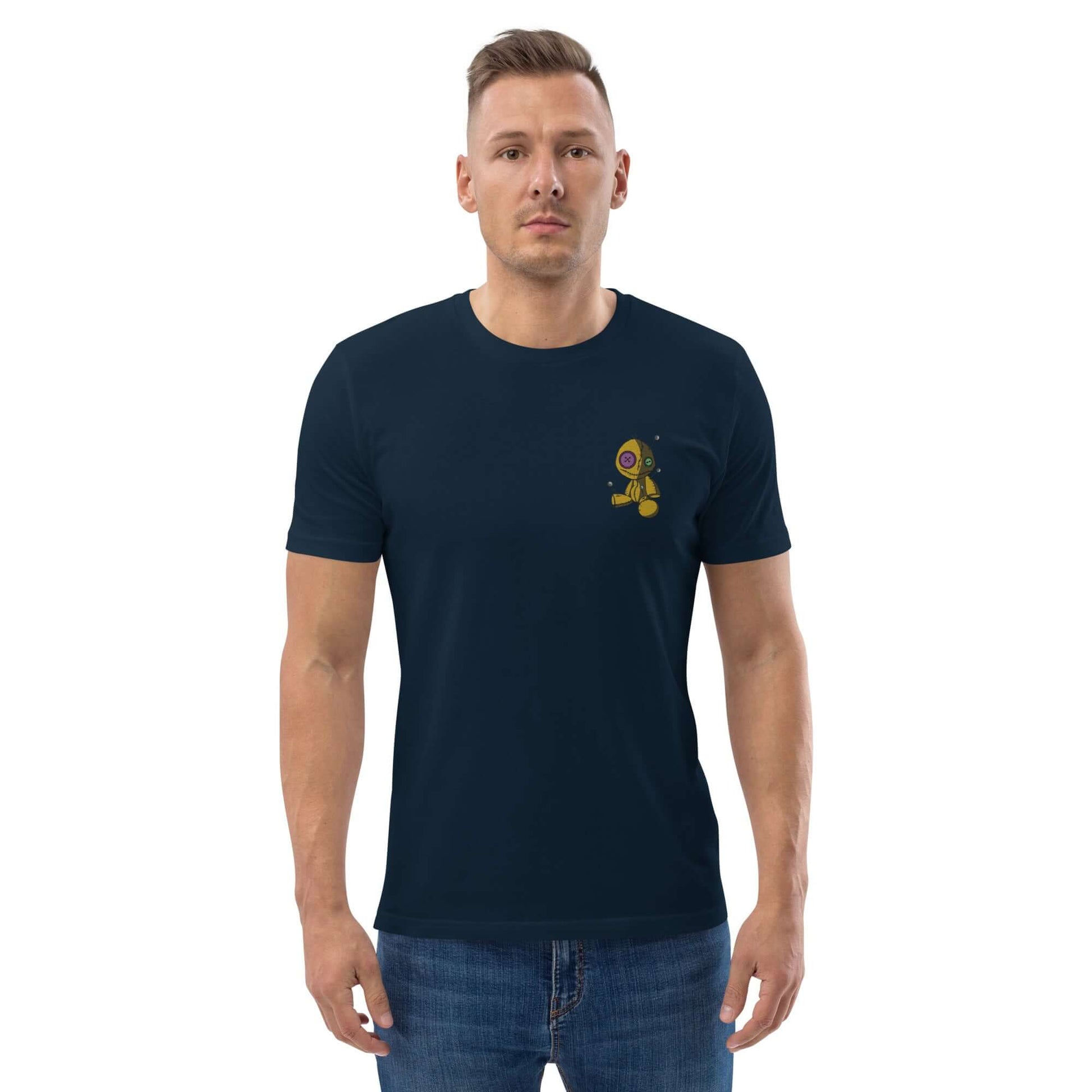 Model wearing Unisex-Bio-Baumwoll-T-Shirt N°1, made from 100% organic ring-spun cotton, eco-friendly and high quality, navy color.