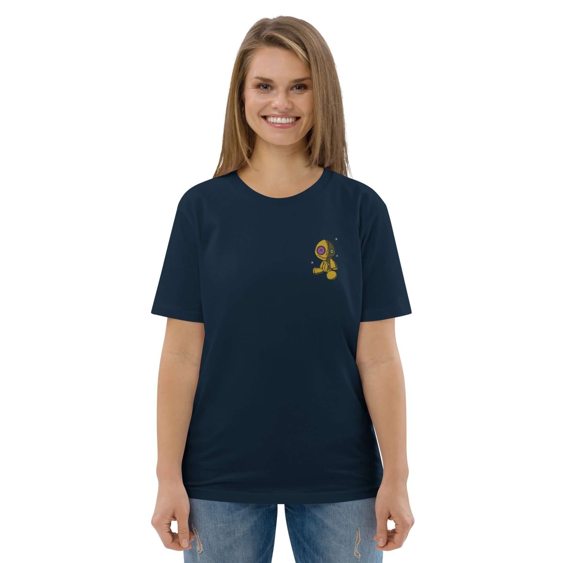 Model wearing Unisex-Bio-Baumwoll-T-Shirt N°1, made from organic cotton, in navy color with small graphic design on chest.
