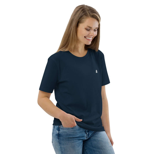 Model wearing Unisex-Bio-Baumwoll-T-Shirt N°2 in navy, made from 100% organic cotton, showcasing comfortable fit and eco-friendly design.