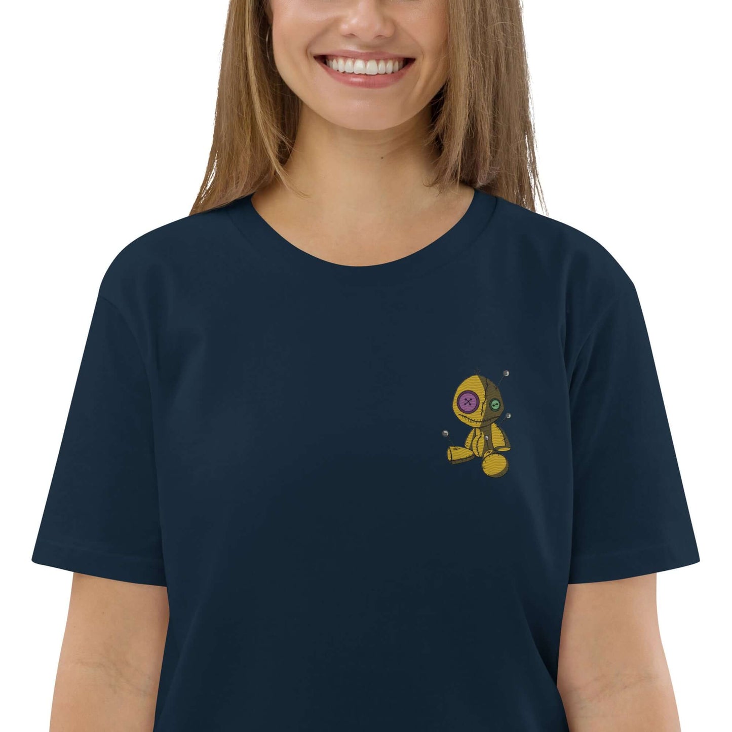 Unisex-Bio-Baumwoll-T-Shirt N°1 in navy blue with eco-friendly fabric and diver print design, worn by smiling model.