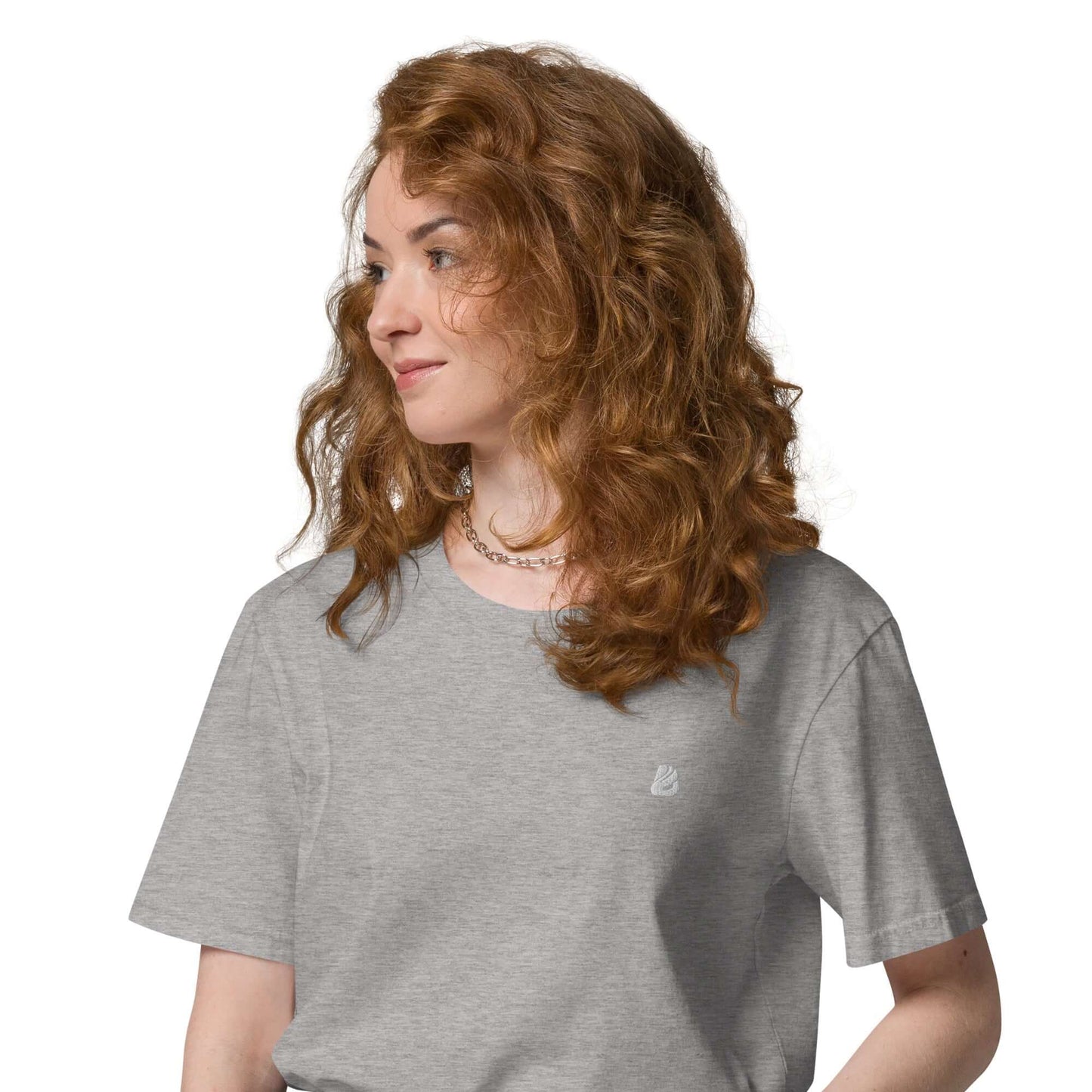 Unisex-Bio-Baumwoll-T-Shirt N°2 in gray, worn by a person with curly hair, showcasing eco-friendly and comfortable design.