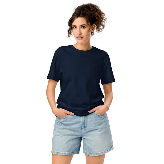 Woman wearing Mittelschweres Unisex Bio-T-Shirt in navy, made from 100% organic cotton, perfect for eco-friendly fashion and comfort.