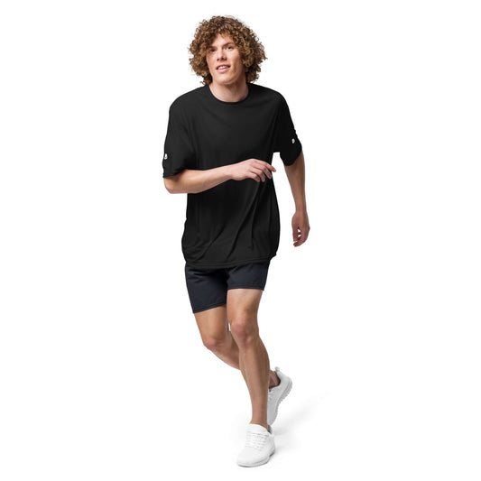 Unisex Performance T-Shirt mit Rundhalsausschnitt N°0 in action, ideal for gym, sports, hiking with moisture-wicking and UV protection features.