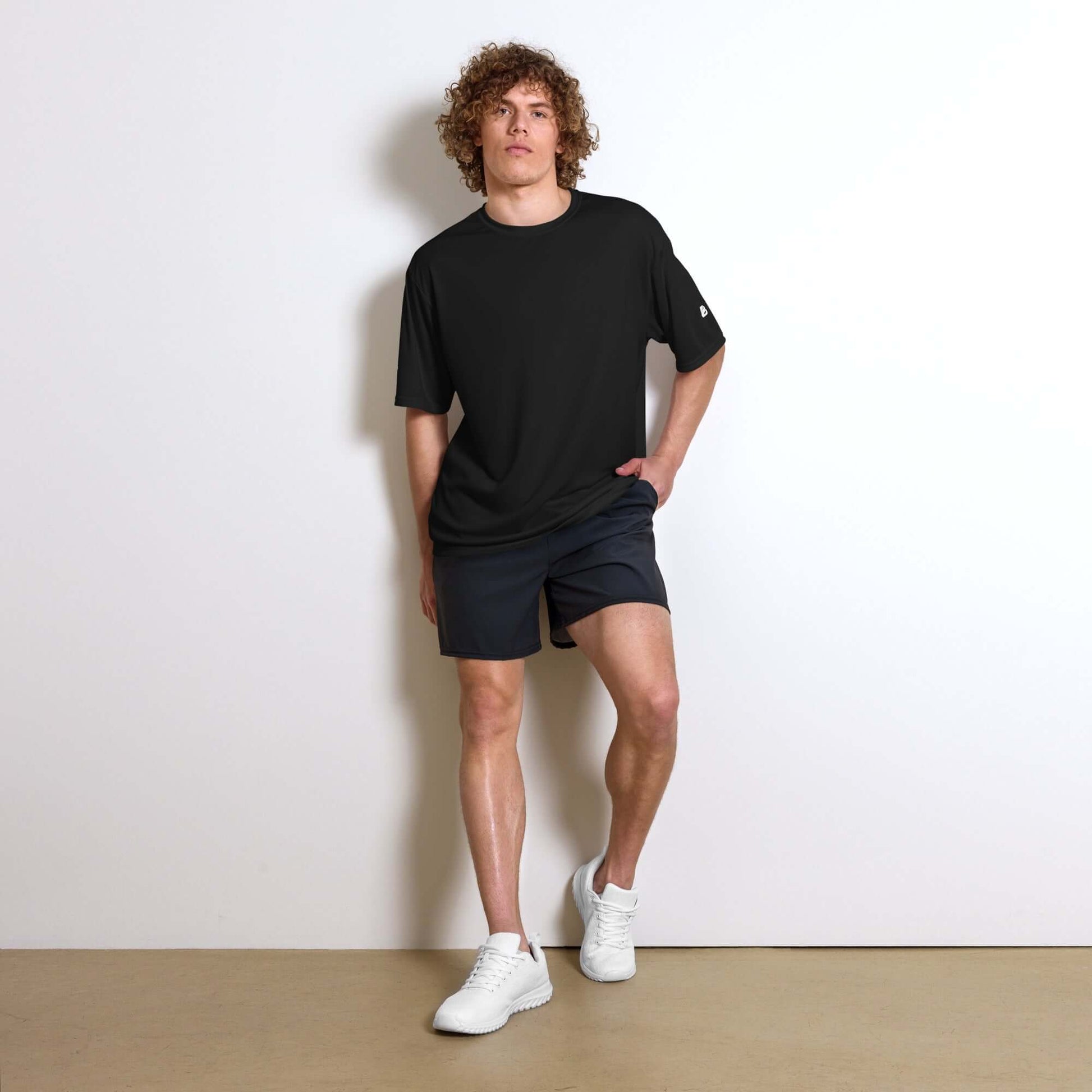 Man wearing Unisex Performance T-Shirt mit Rundhalsausschnitt N°0, showcasing versatility for fitness and sports activities.