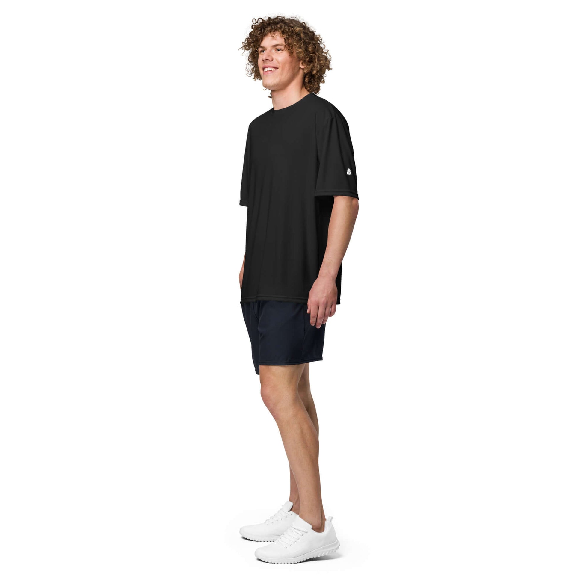 Model wearing Unisex Performance T-Shirt mit Rundhalsausschnitt N°0, showcasing black fabric with moisture-wicking and UV protection features.