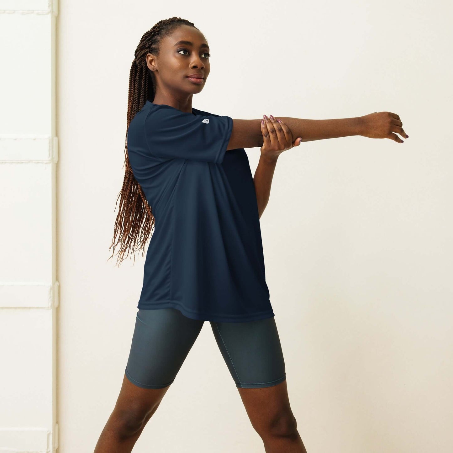 Woman stretching in a Unisex Performance T-Shirt mit Rundhalsausschnitt N°0, ideal for fitness and outdoor activities.