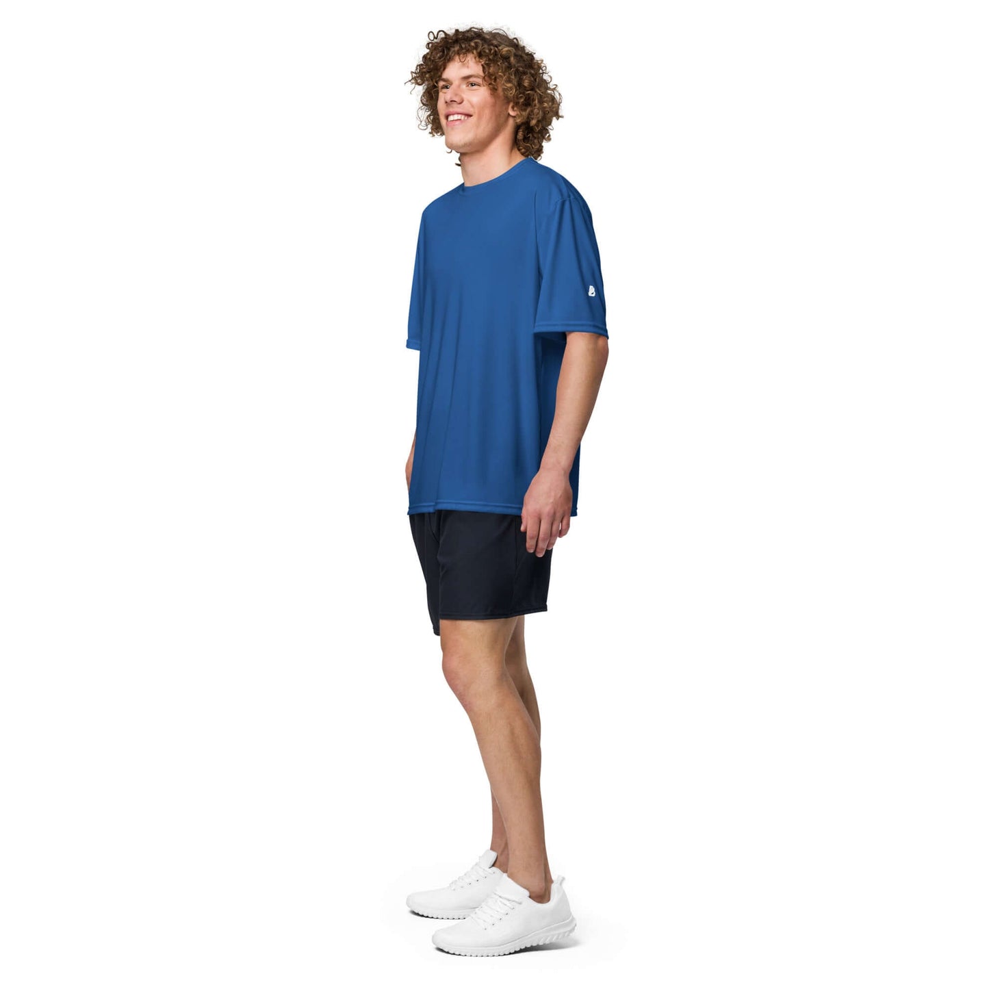 Unisex Performance T-Shirt mit Rundhalsausschnitt N°0 in Blau, ideal für Sport und Freizeit, gezeigt an einem Modell von der Seite