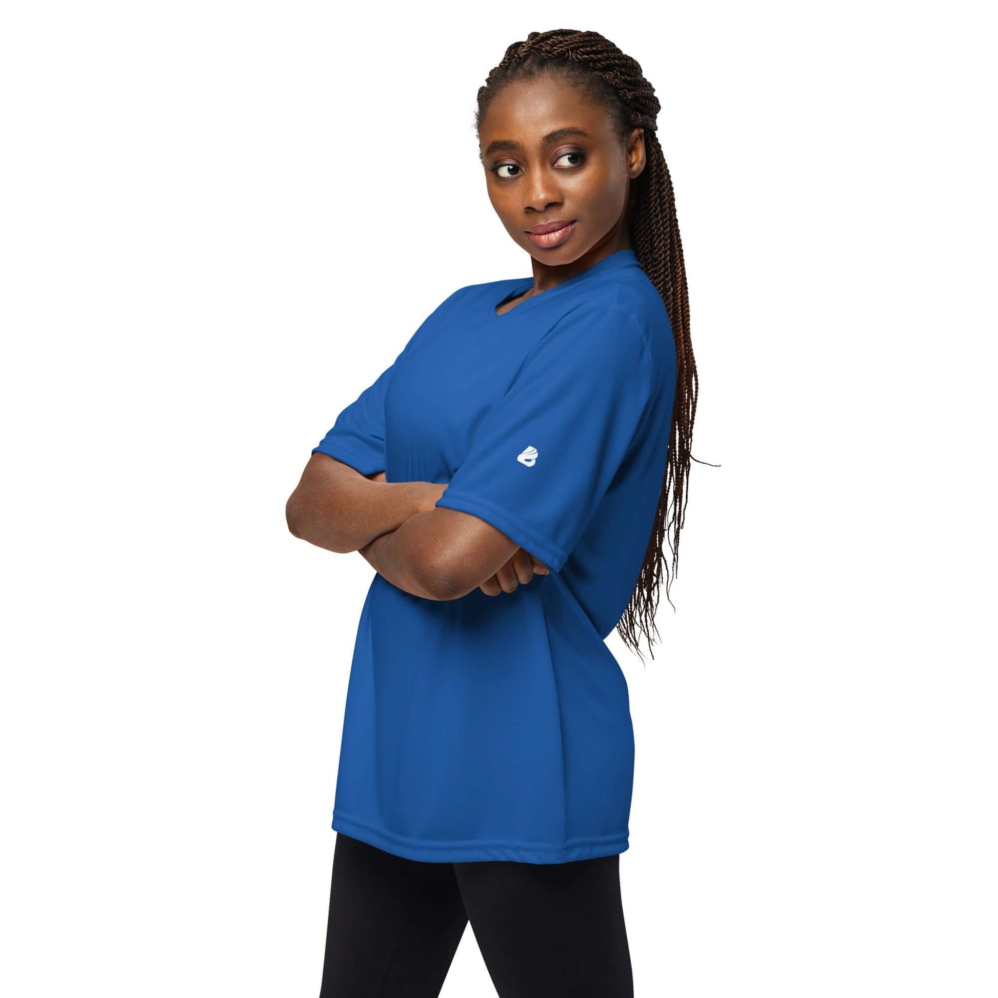 Woman wearing Unisex Performance T-Shirt mit Rundhalsausschnitt N°0 in blue, ideal for sports and outdoor activities, featuring UV protection.