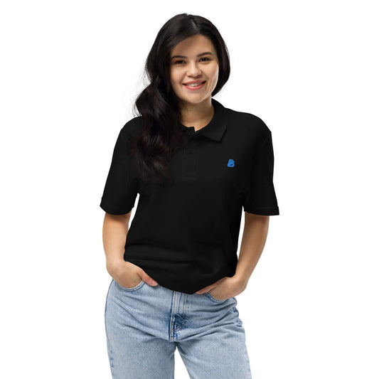 Model wearing Unisex Piqué-Poloshirt N°0 in black with classic collar and casual fit, perfect for all occasions.