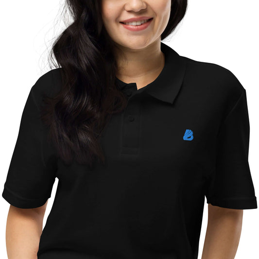 Woman wearing black Unisex Piqué-Poloshirt N°0, featuring a classic design and durable cotton fabric, suitable for any occasion.