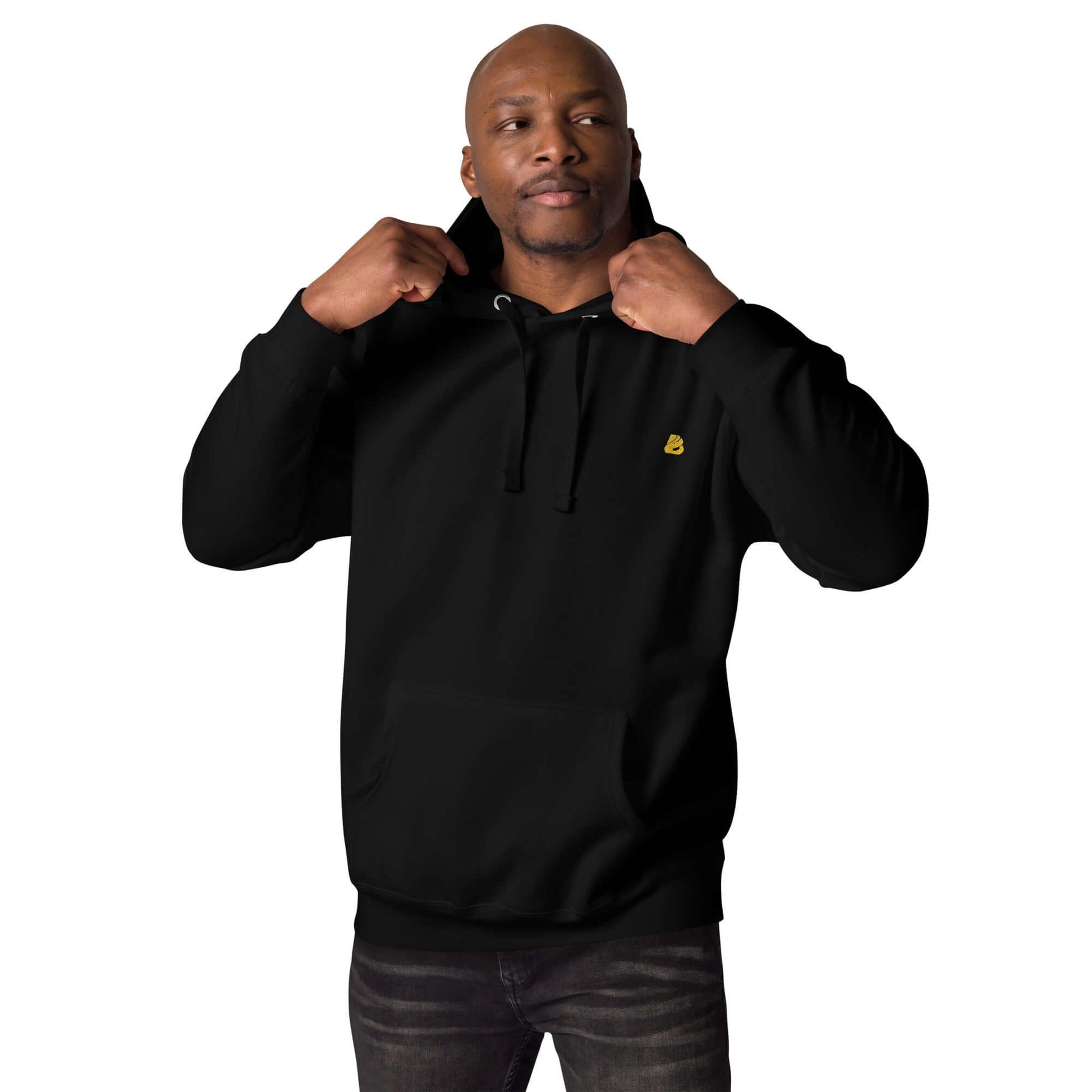 Man wearing black Unisex-Kapuzenpullover N°50 with front pocket and hood, showcasing stylish streetwear design.