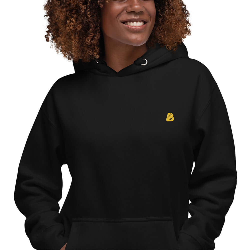 Unisex-Kapuzenpullover N°50 - Schwarzer Hoodie mit gelbem Logo und Beuteltasche für casual Streetwear-Style, perfekt für kühle Abende