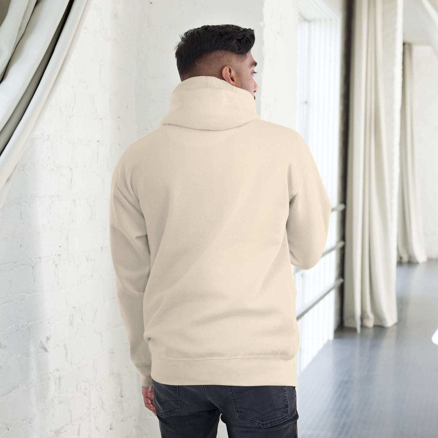 Back view of Unisex-Kapuzenpullover N°49 in beige, showcasing soft fabric and classic streetwear style, perfect for cooler evenings.
