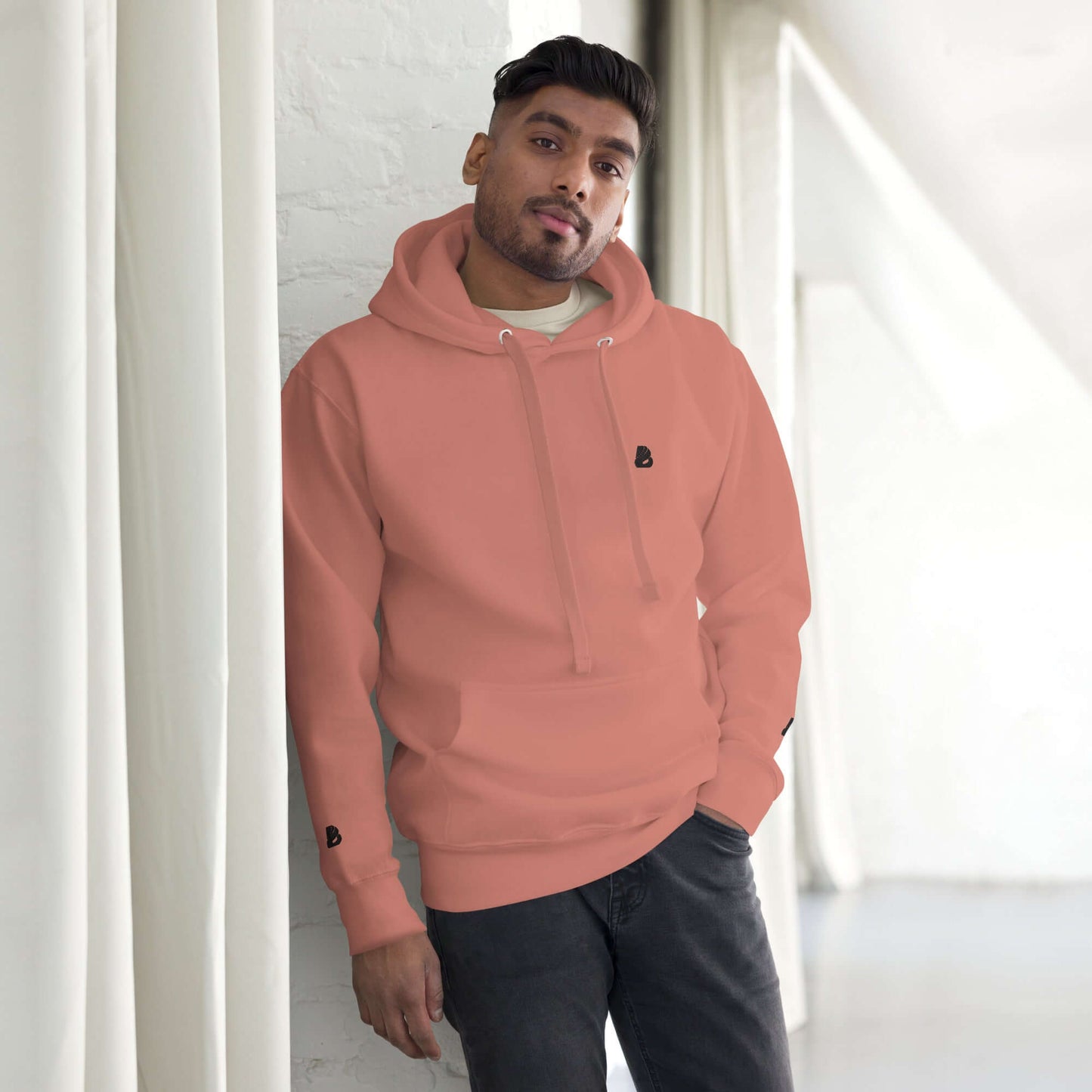 Unisex-Kapuzenpullover N°49 in soft pink with front pocket, perfect streetwear for cool evenings.