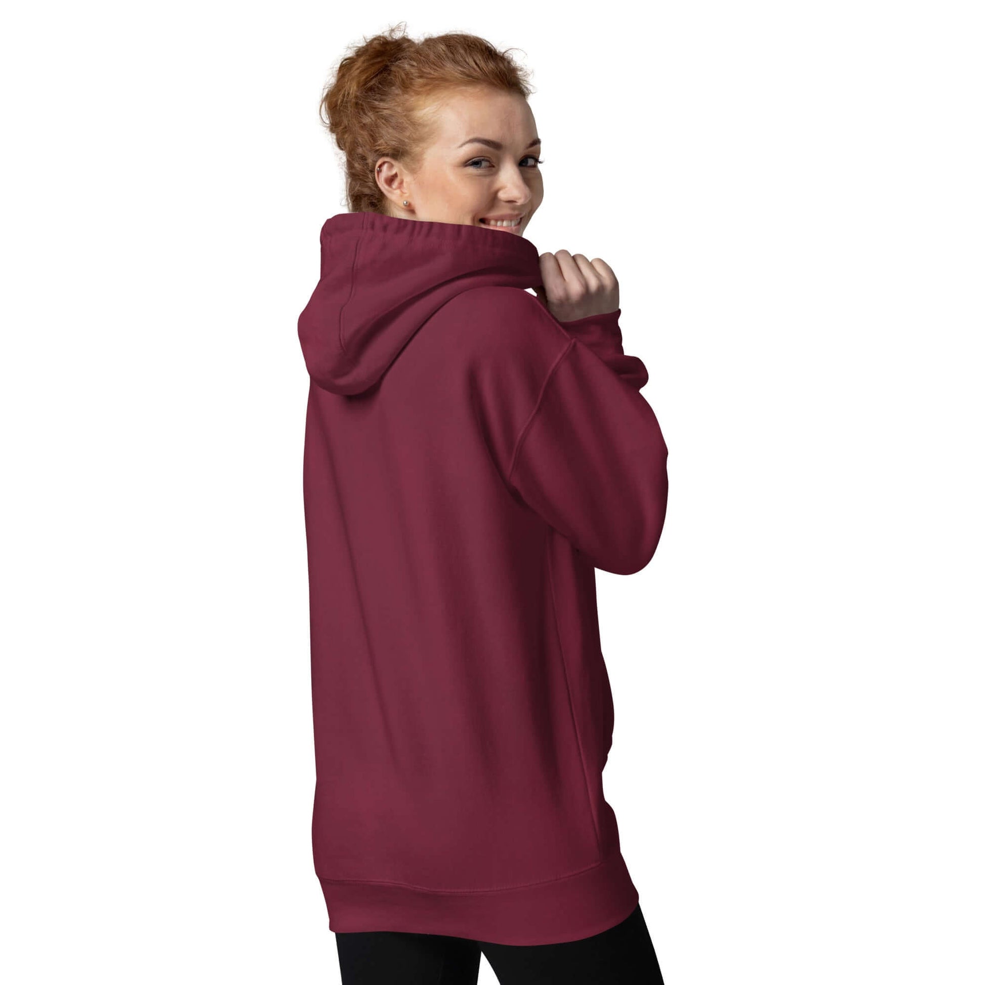 Unisex-Kapuzenpullover N°50 in burgundy worn by a person showing back view with practical pocket and warm hood for cool evenings.