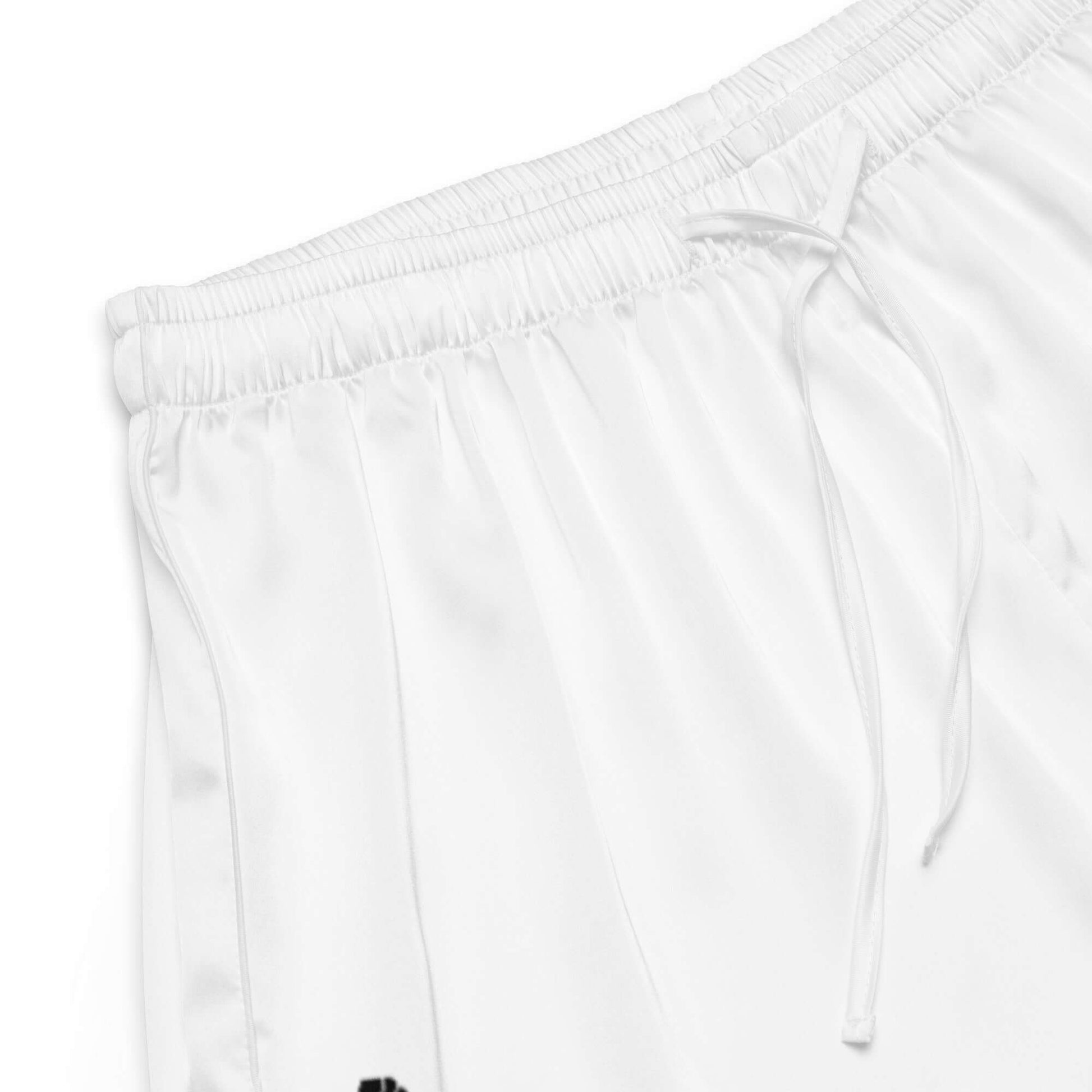 Weiße Pyjama-Shorts für Damen aus seidenweichem Stoff mit eleganten Paspeldetails für Komfort und Stil, ideal für entspannte Momente.