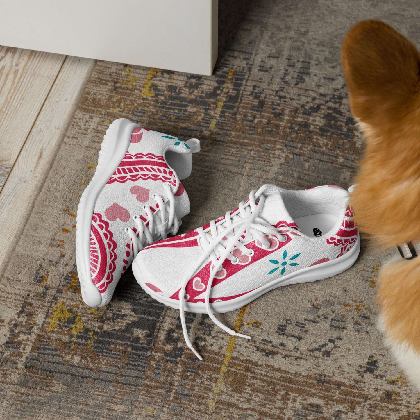 Damen-Turnschuhe N°2 in Weiß mit rotem Muster, auf einem Teppich neben einem Hund, bequeme und atmungsaktive Sportschuhe