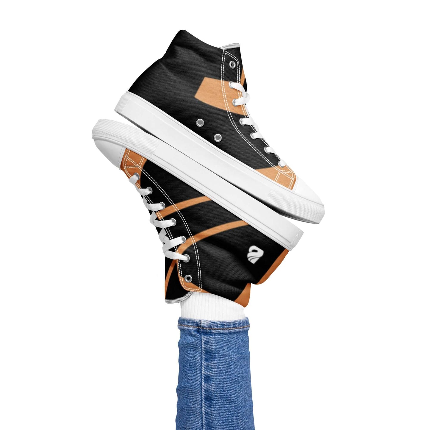 High-Top Leinenschuhe für Damen N°1 in Schwarz mit weißer Sohle und Schnürsenkeln, ausgestellte Jeans