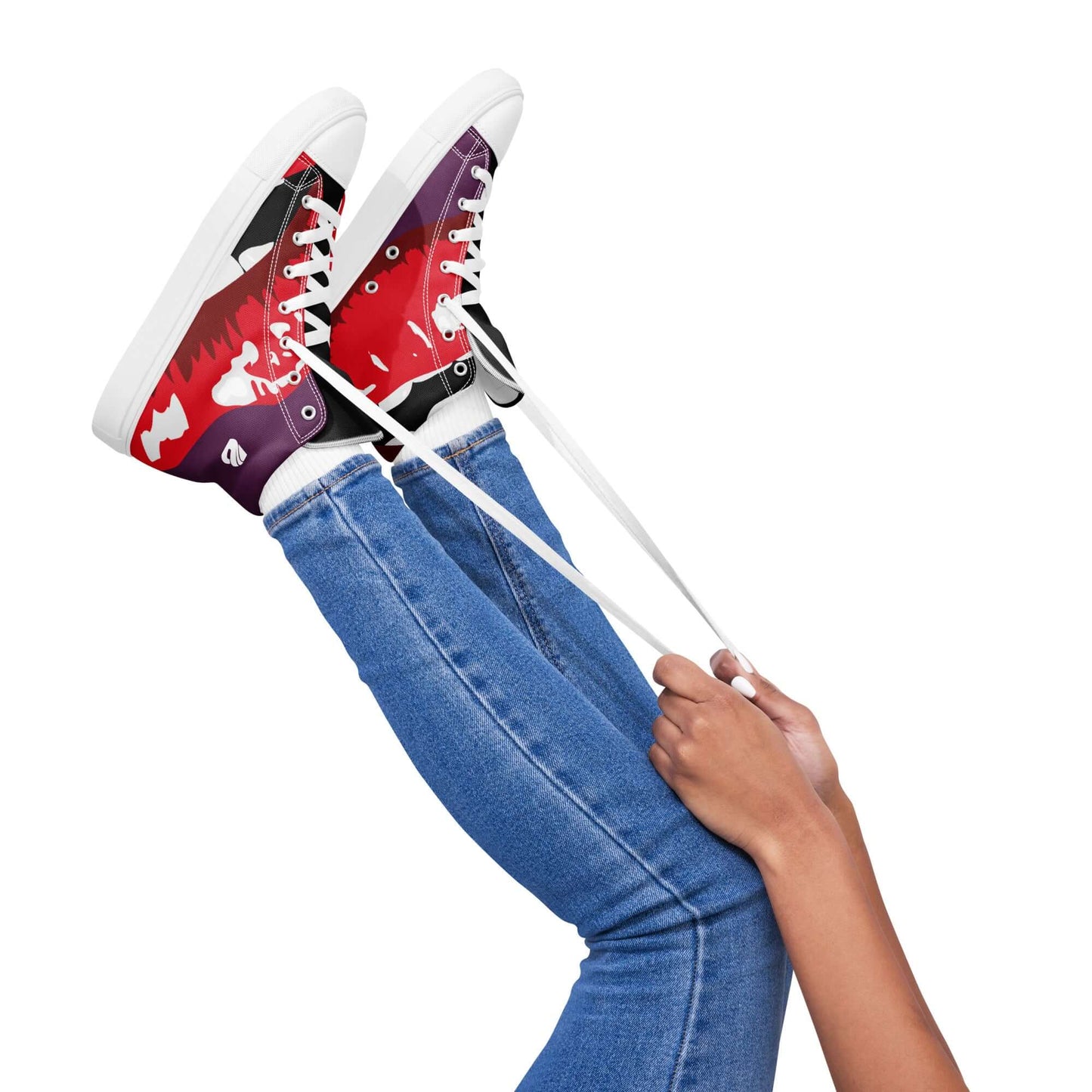 Damen High-Top Leinenschuhe in bunten Farben mit weißen Schnürsenkeln an Jeansbeinen.