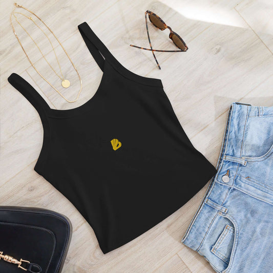 Damen Tanktop mit feiner Rippstruktur N°0, aus weicher Airlume-Baumwolle, kombiniert mit Jeans und Accessoires auf Holzboden