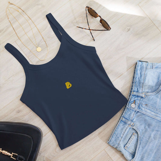 Damen Tanktop mit feiner Rippstruktur N°0 mit dicken Trägern, aus weicher Airlume-Baumwolle, neben Jeans und modischem Zubehör auf Holzboden