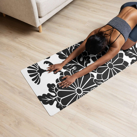 Person practicing yoga on Yoga-Matte N°0 with non-slip rubber bottom and soft microvelours top, floral design. Size 61 cm × 173 cm.