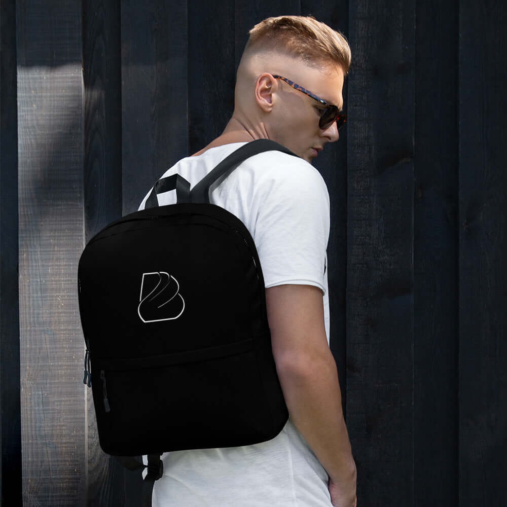 Man wearing Rucksack N°2 with laptop compartment and weatherproof design, ideal for daily use and sports activities.