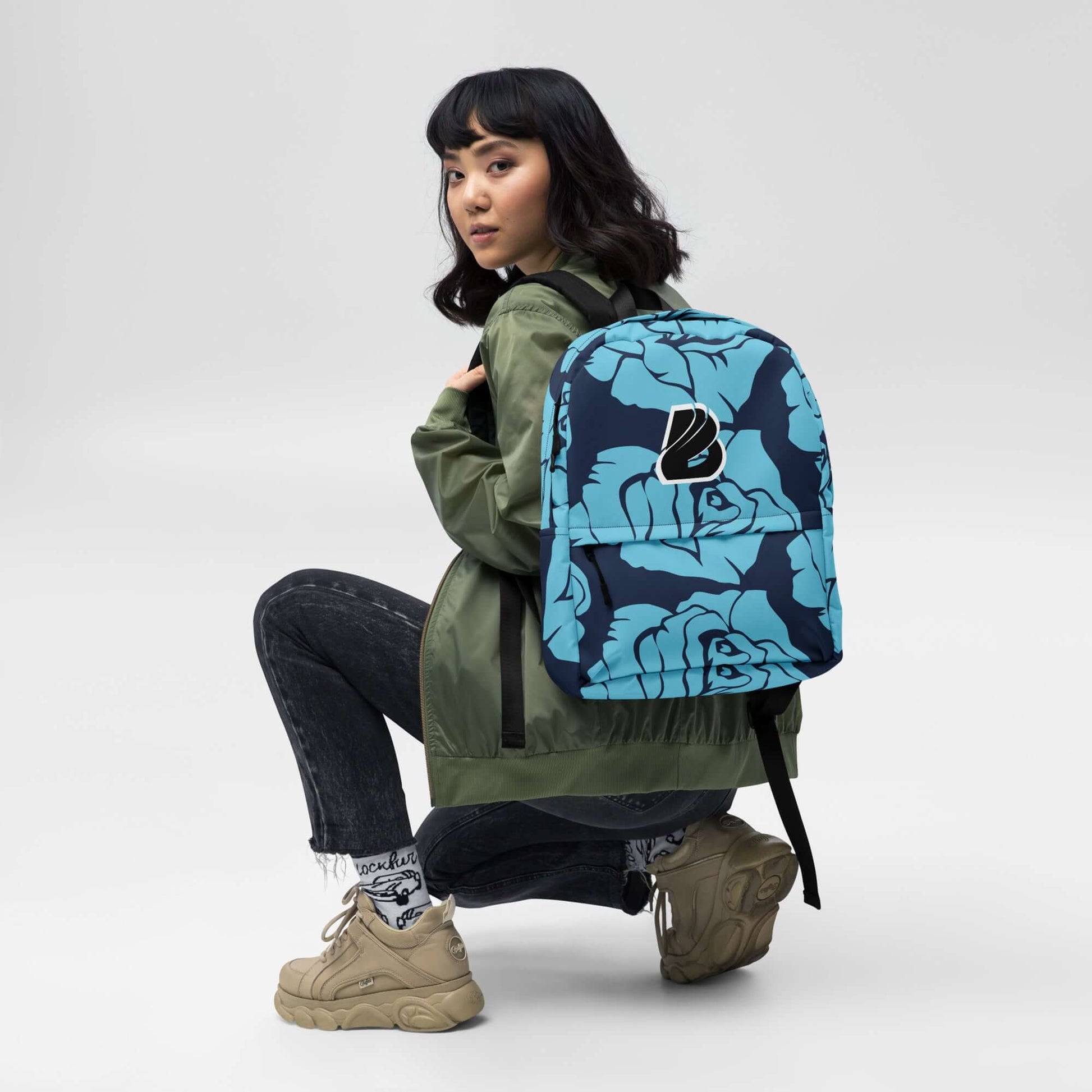 Model wearing stylish floral blue Rucksack N°4 ideal for daily use and sports, featuring ample storage and waterproof material.