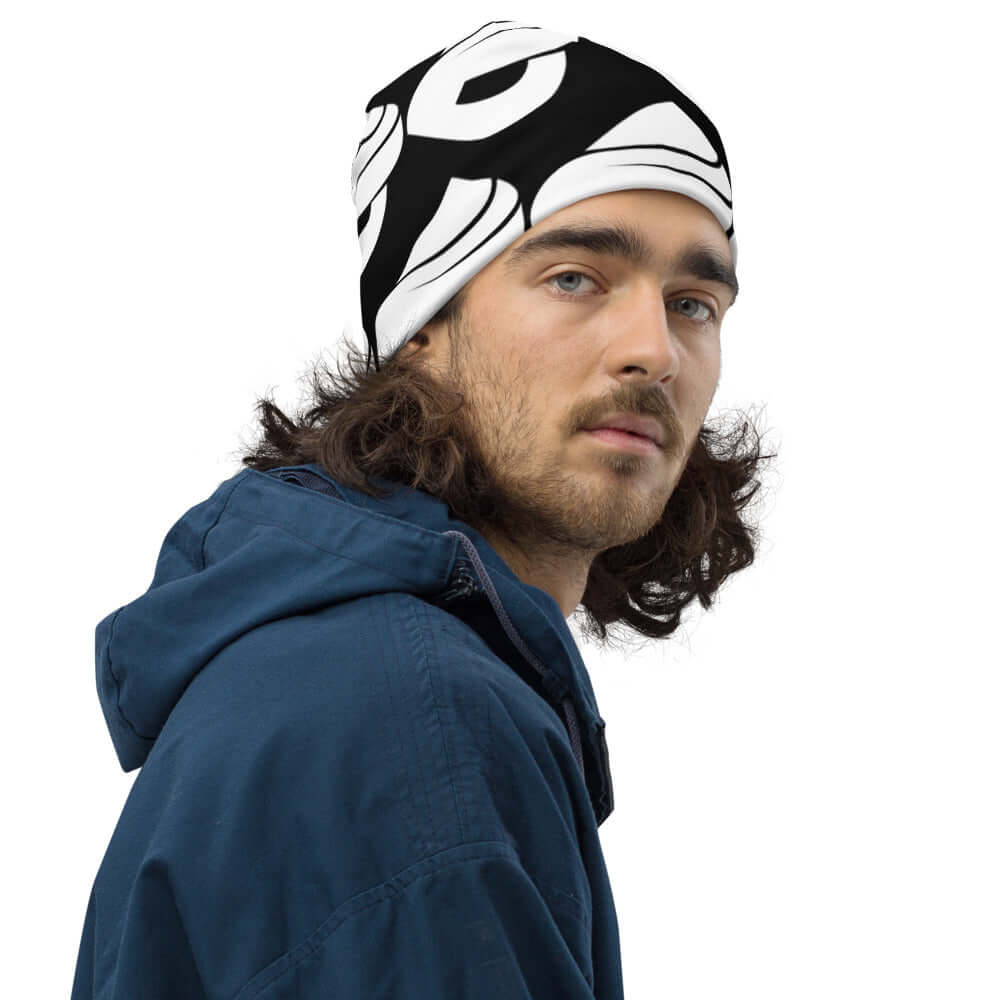 Man wearing Allover-Beanie N°0 in stylish design, perfect for keeping warm on cold days. Double-layered and soft material for comfort.