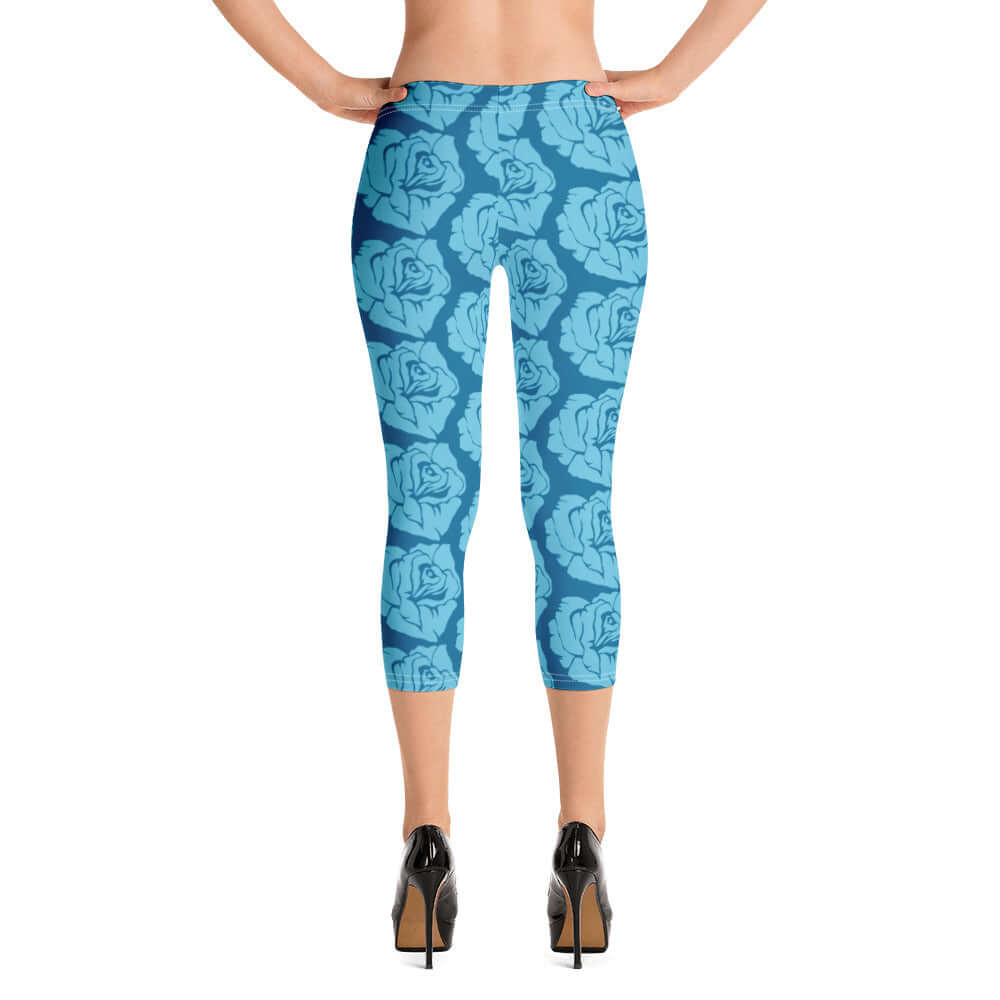 Woman wearing Capri-Leggings N°2 with blue floral design, demonstrating comfort and style.